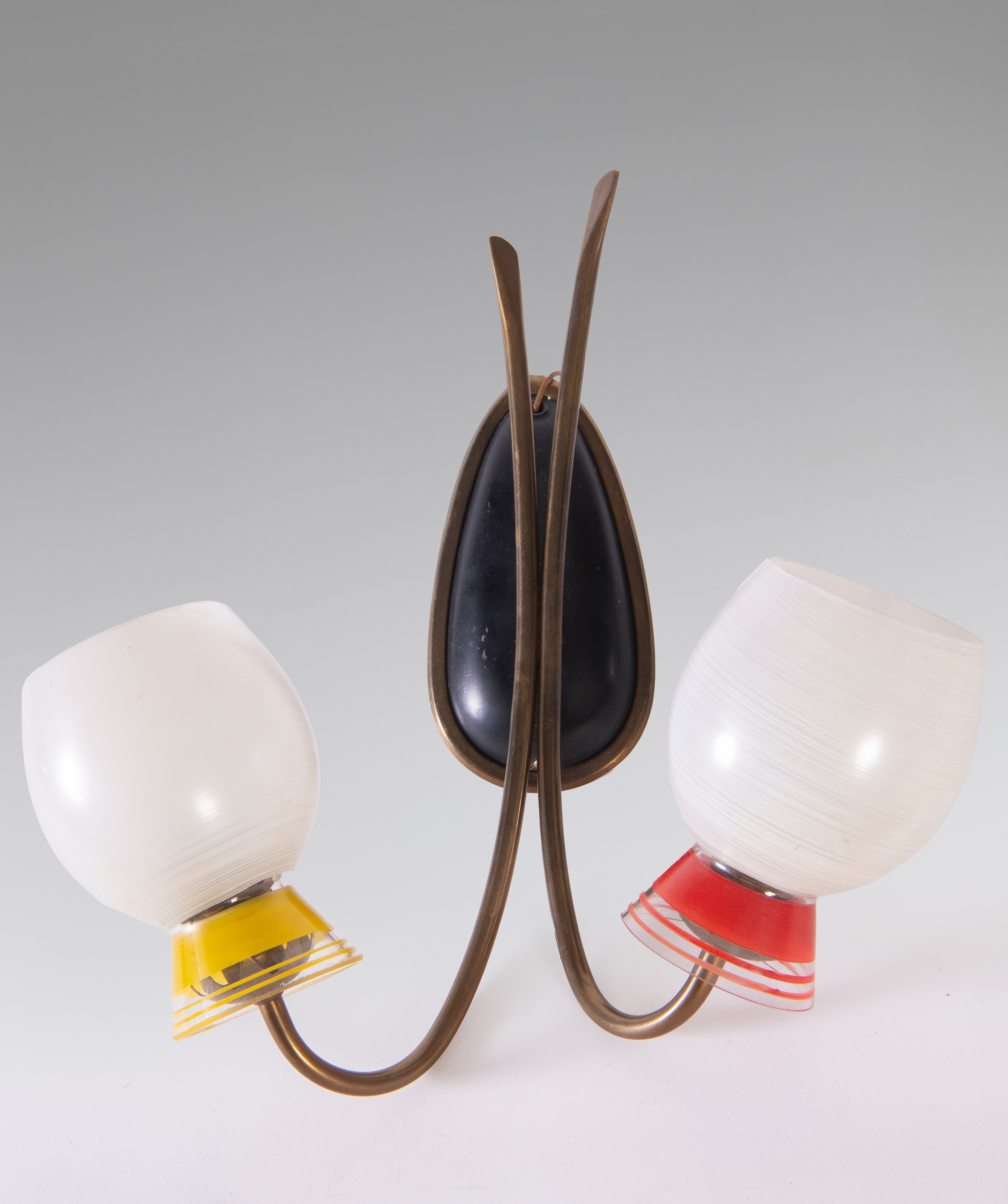 Lámpara de pared de doble brazo, Italia, c.1960 
Latón y cristal. 
Dimensiones: 33  x 30  x 16 cm.