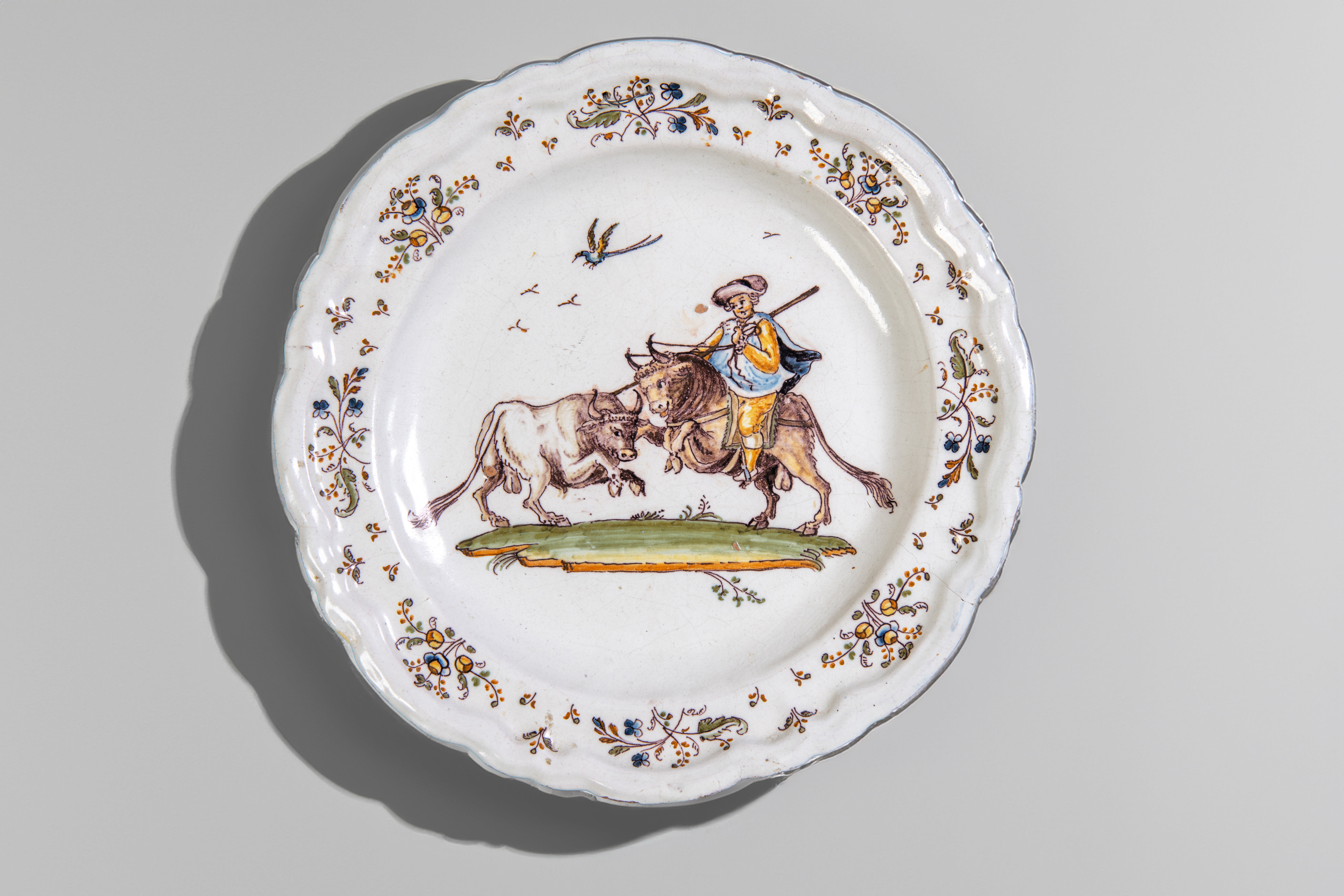 Plato en cerámica española de Talavera, S. XVIII, representando un picador
Diámetro: 40 cm.