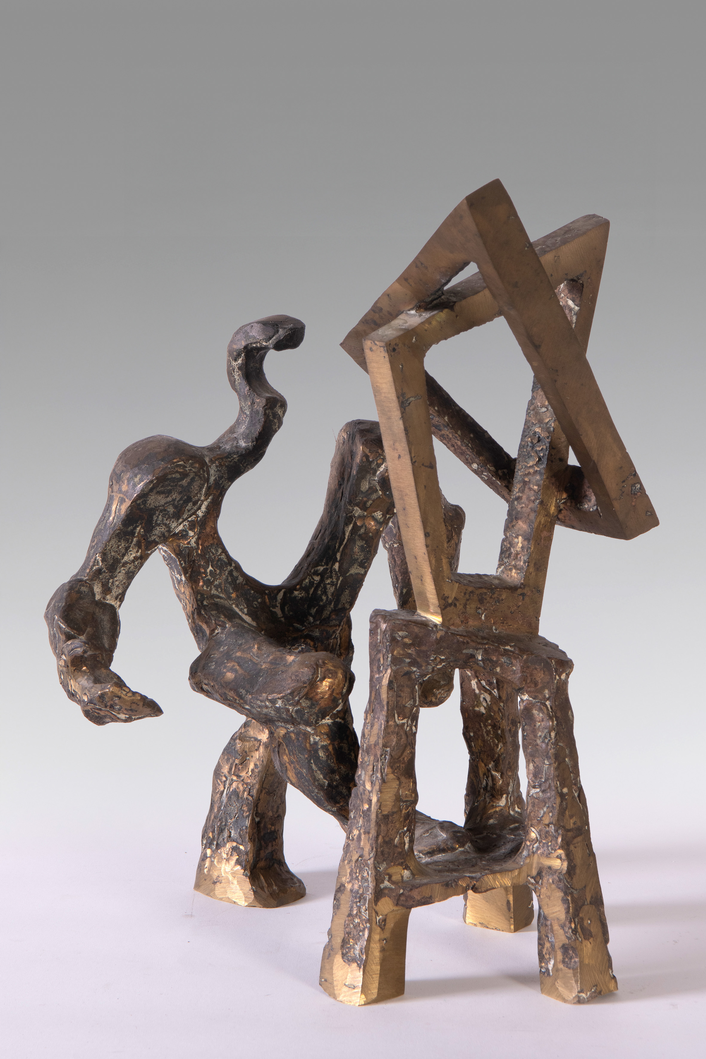 CÉSAR MONTAÑA (Vegadeo 1928 - Madrid 2000)
"Sin título"
Bronce patinado
Firmado
Medidas: 39 x 28,8...