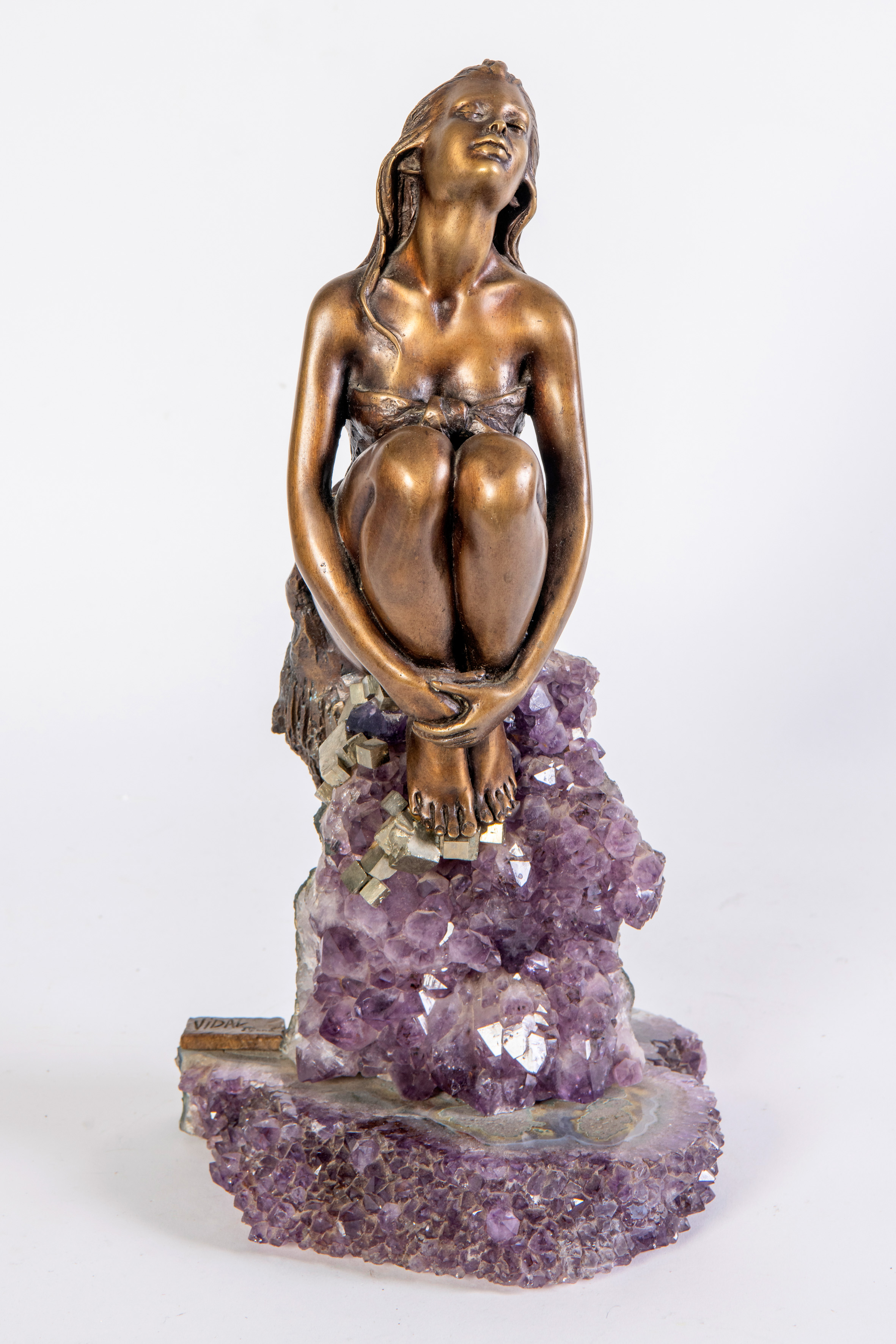 MANUEL VIDAL TORRENS (1953)
"Mujer sentada"
Escultura en bronce pavonado sobre peana de...