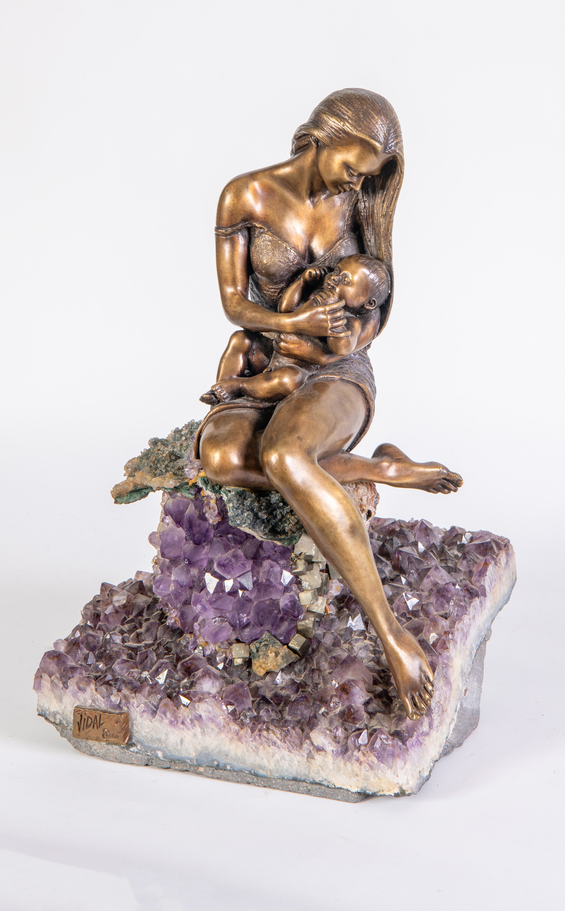 MANUEL VIDAL TORRENS (1953)
"Maternidad"
Escultura en bronce pavonado sobre peana de...