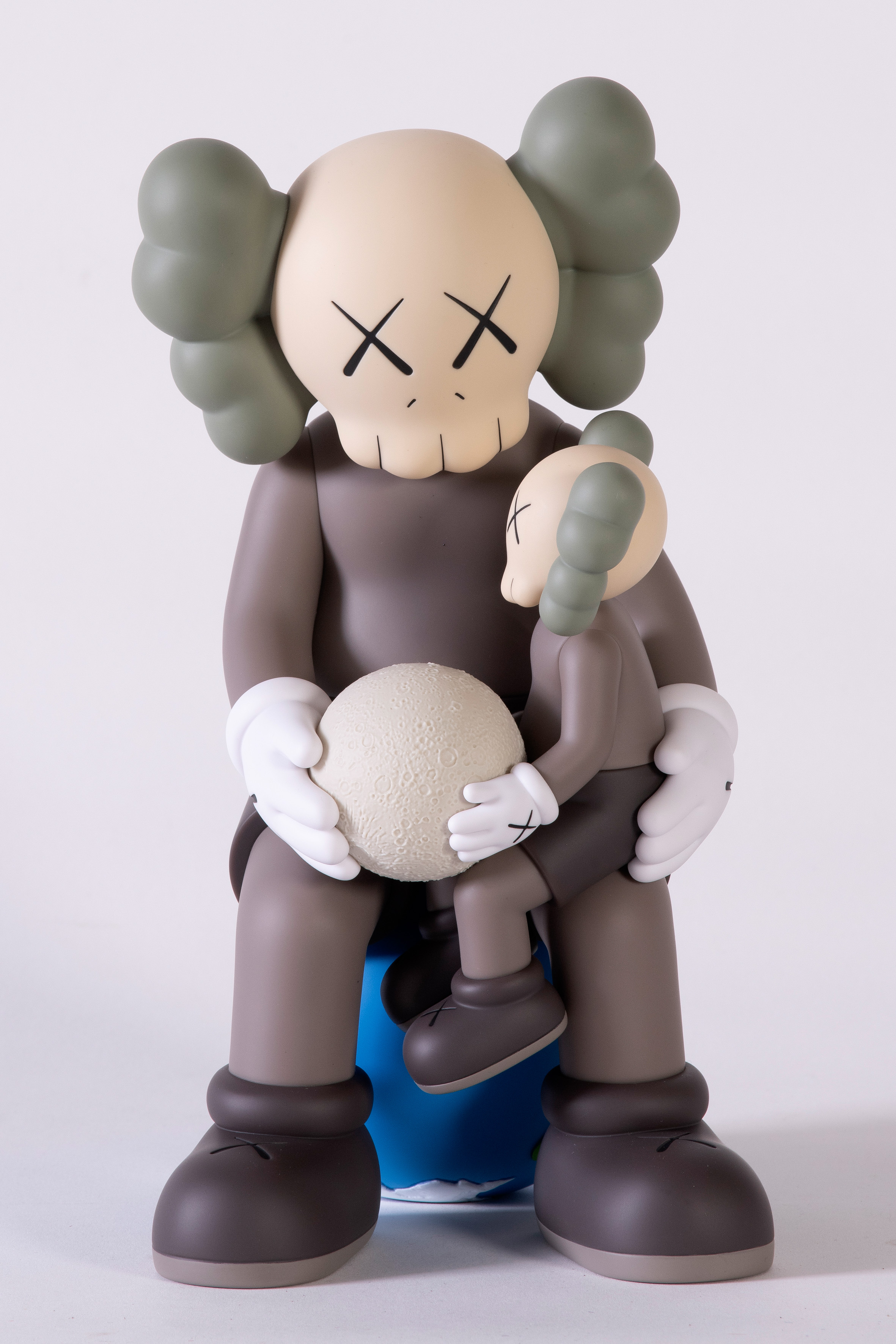 KAWS  (Jersey City 1974) 
"HOLIDAY SINGAPORE (Brown)". 2025 
Escultura de vinilo, presentando la...