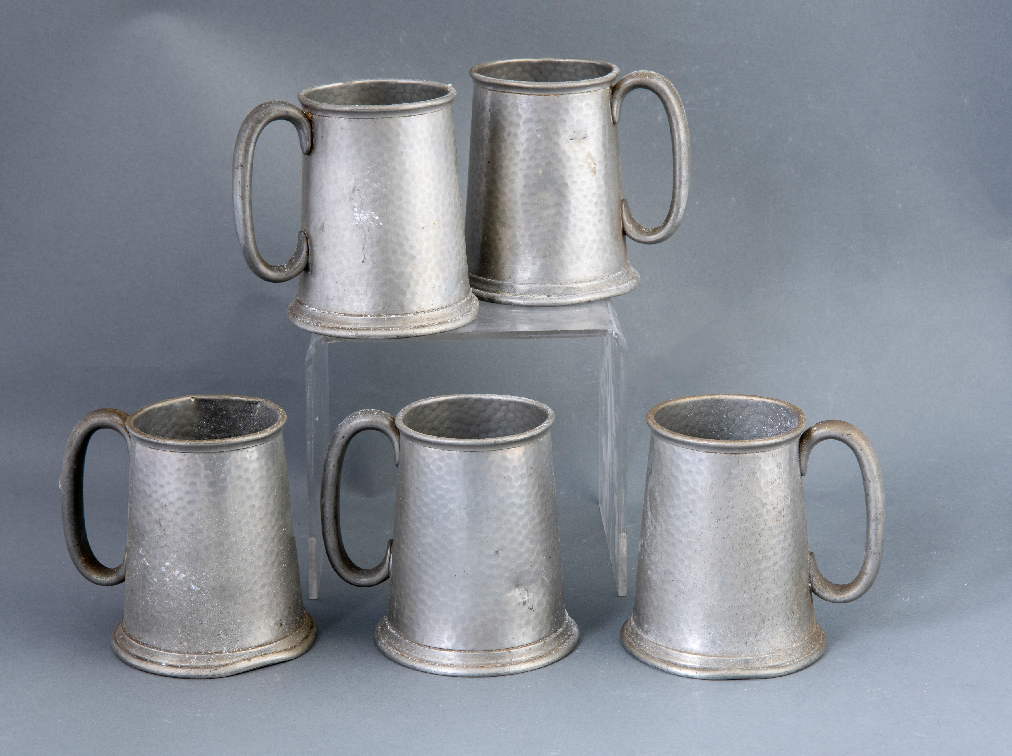 Colección de 5 jarras de peltre con acabado martillé, Inglaterra, pp. S. XX
Altura: 12 cm.
