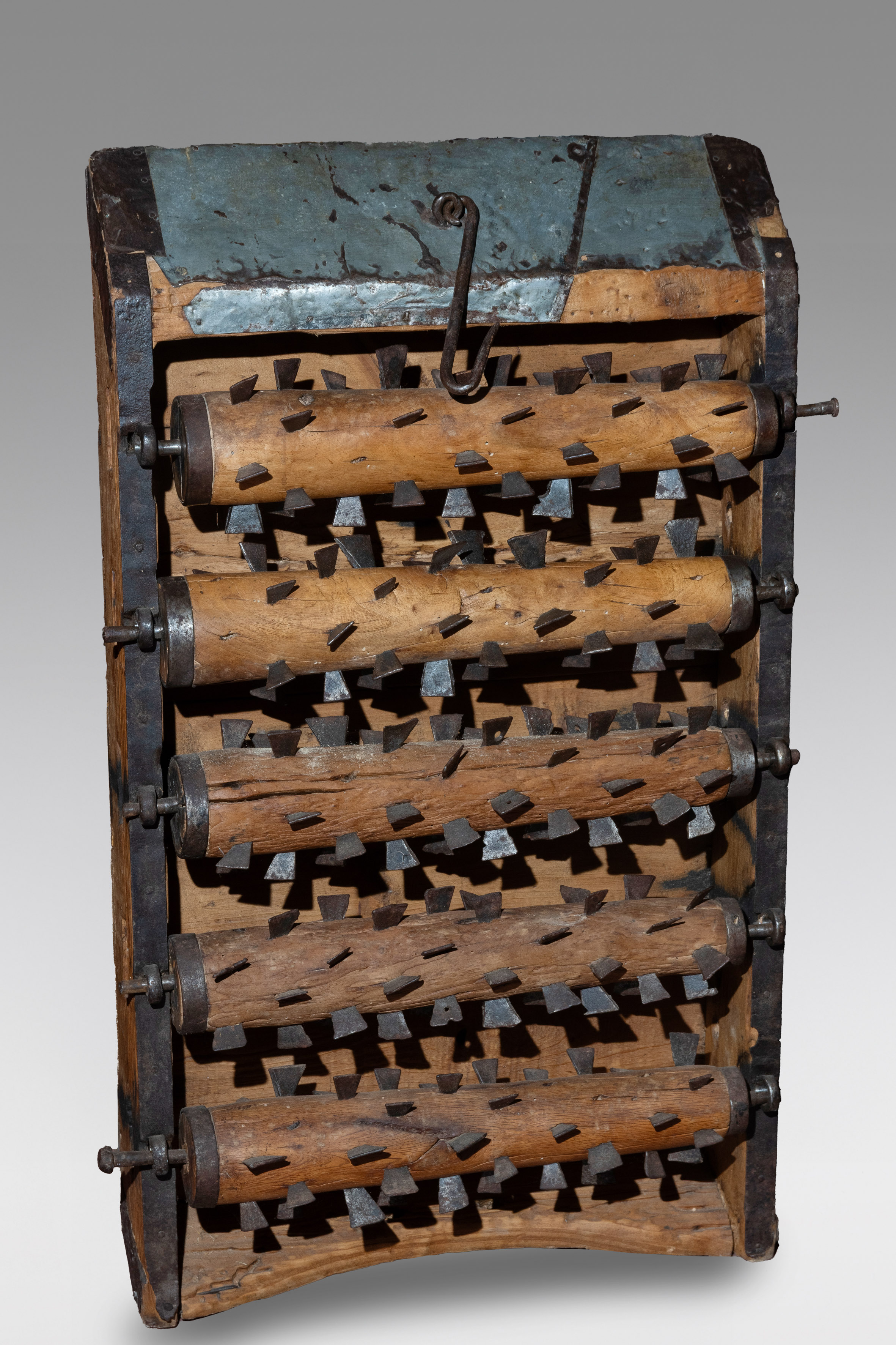 Antiguo trillo de rodillos, España, mm. S. XX 
Madera de pino y hierro forjado.
Medidas: 105 x 61 cm