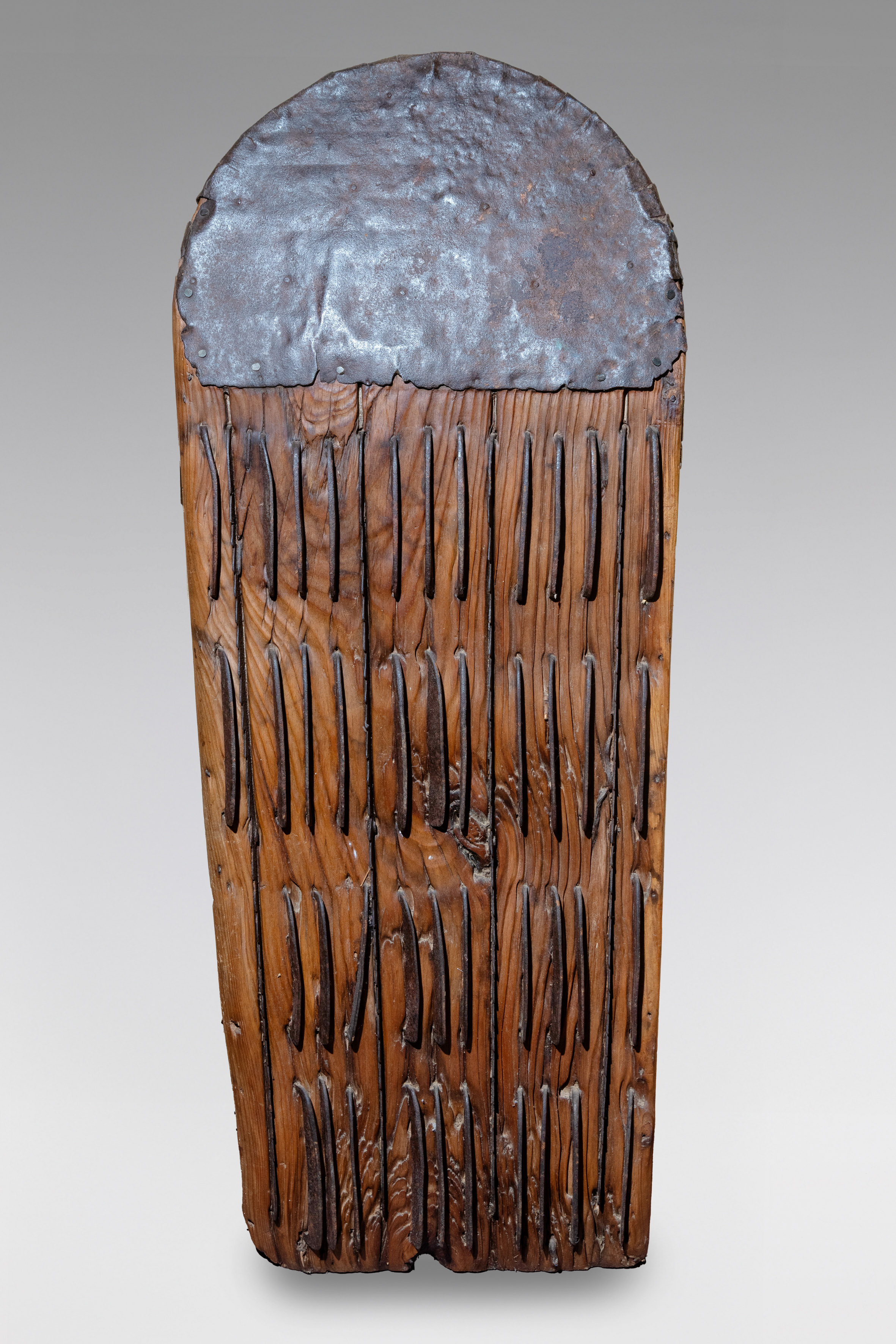 Antiguo trillo en madera de pino, España, mm. S. XX
Medidas: 98 x 35 cm.