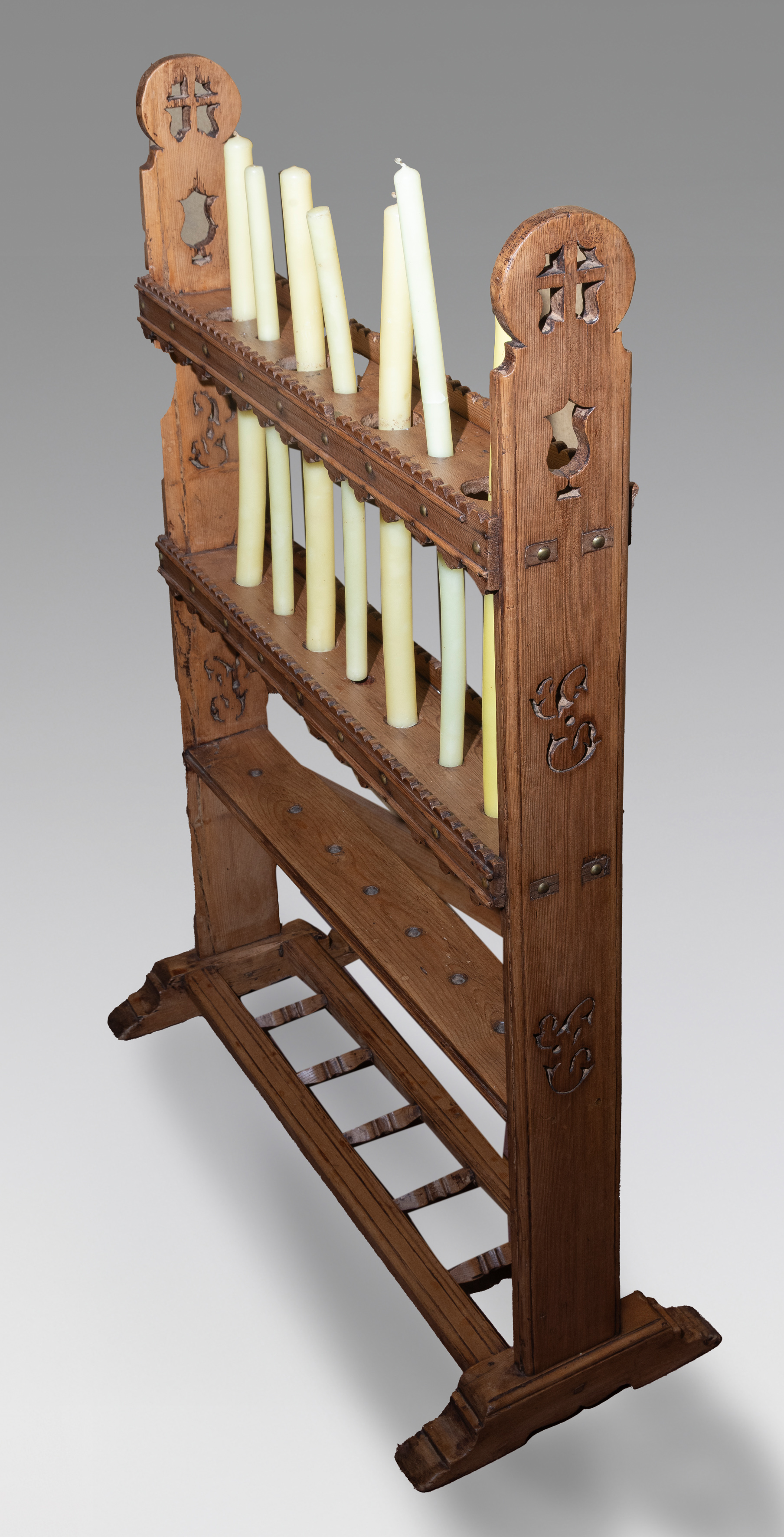 Hachero en madera de roble. España, med. S. XX
Medidas: