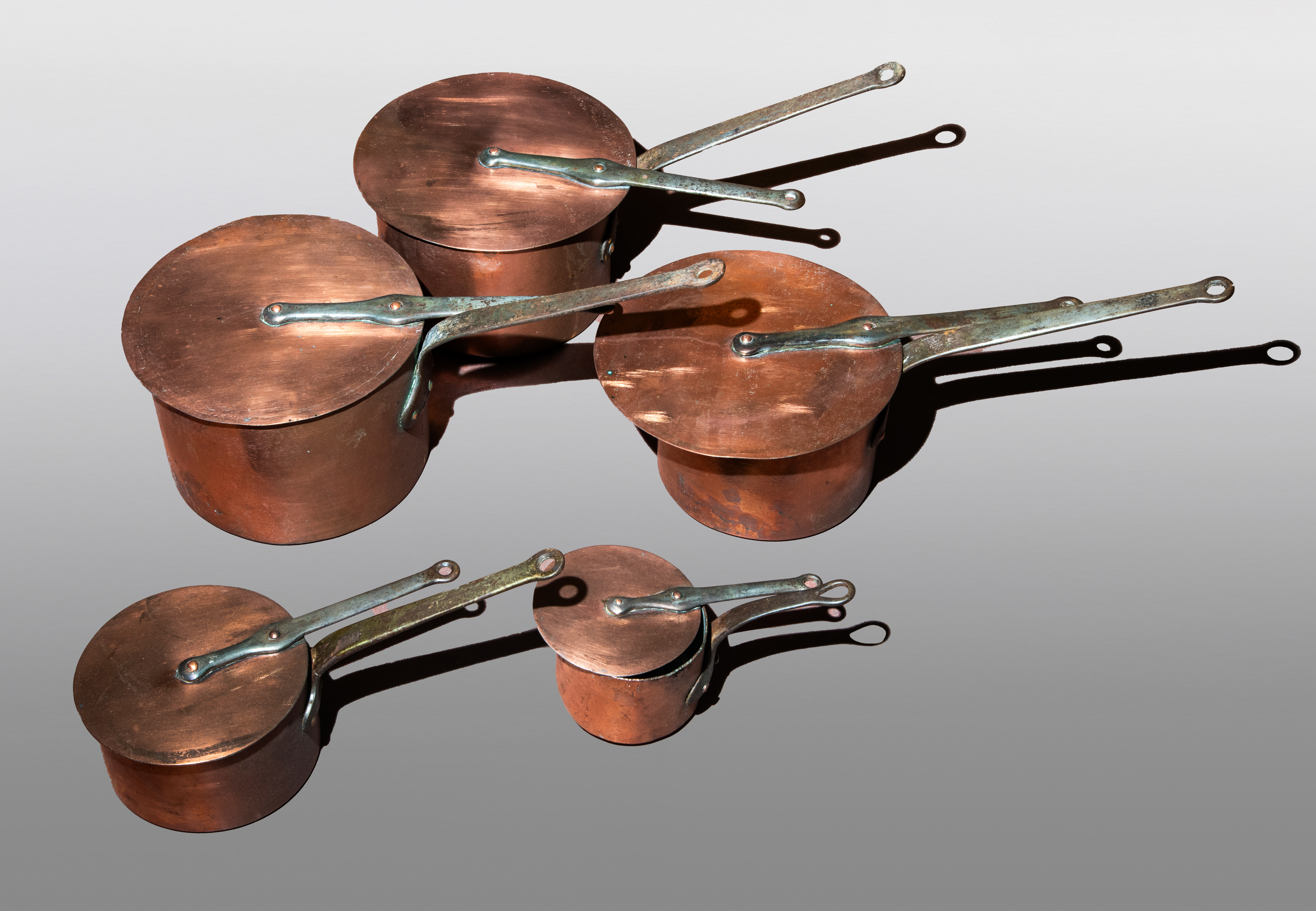 Espetera en madera tallada con conjunto de cazos y utensilios de cocinas en cobre, España, med. S....