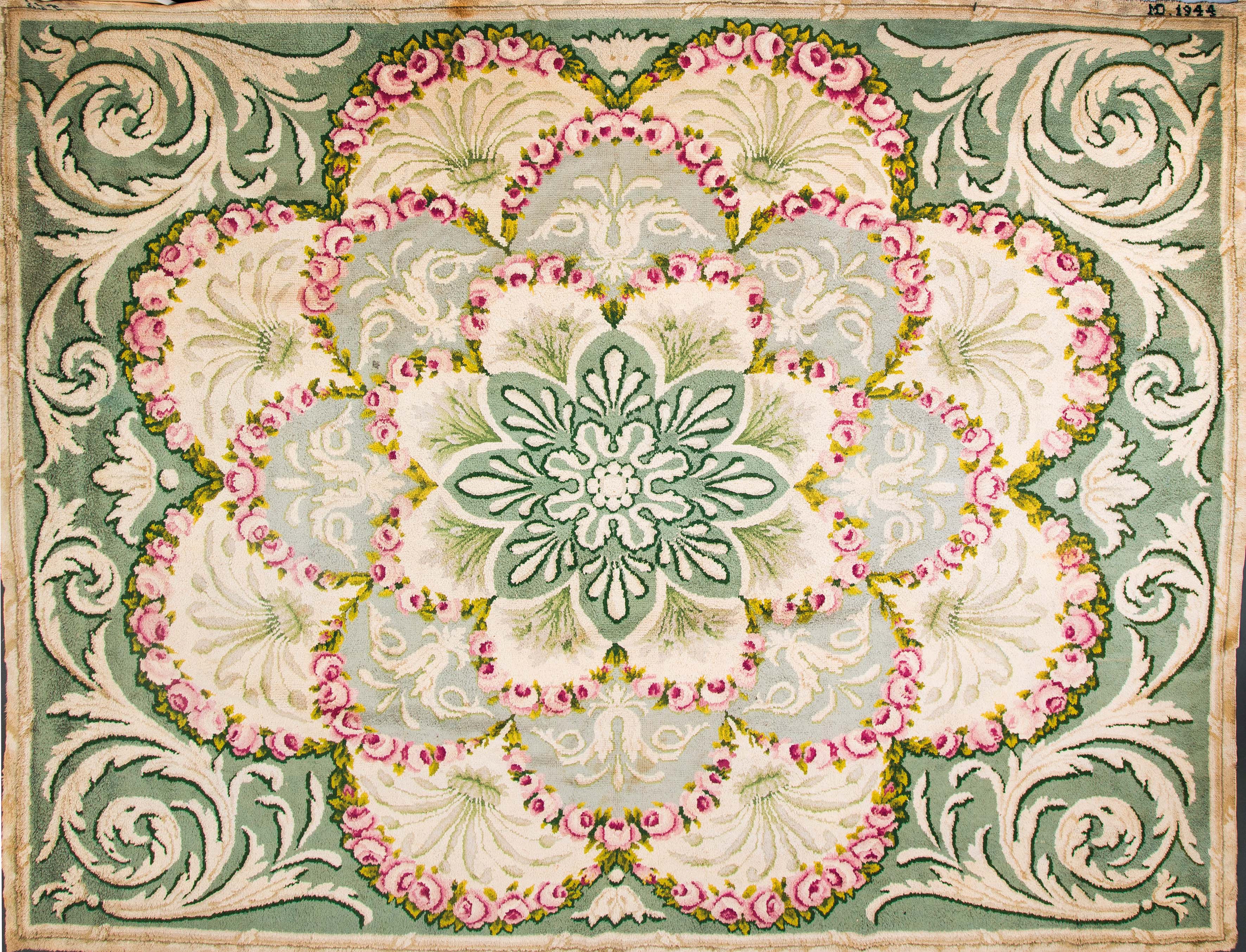 Alfombra en lana de nudo español de la Real Fábrica de Tapices, con marcas RF, MD 1944. Decoración...