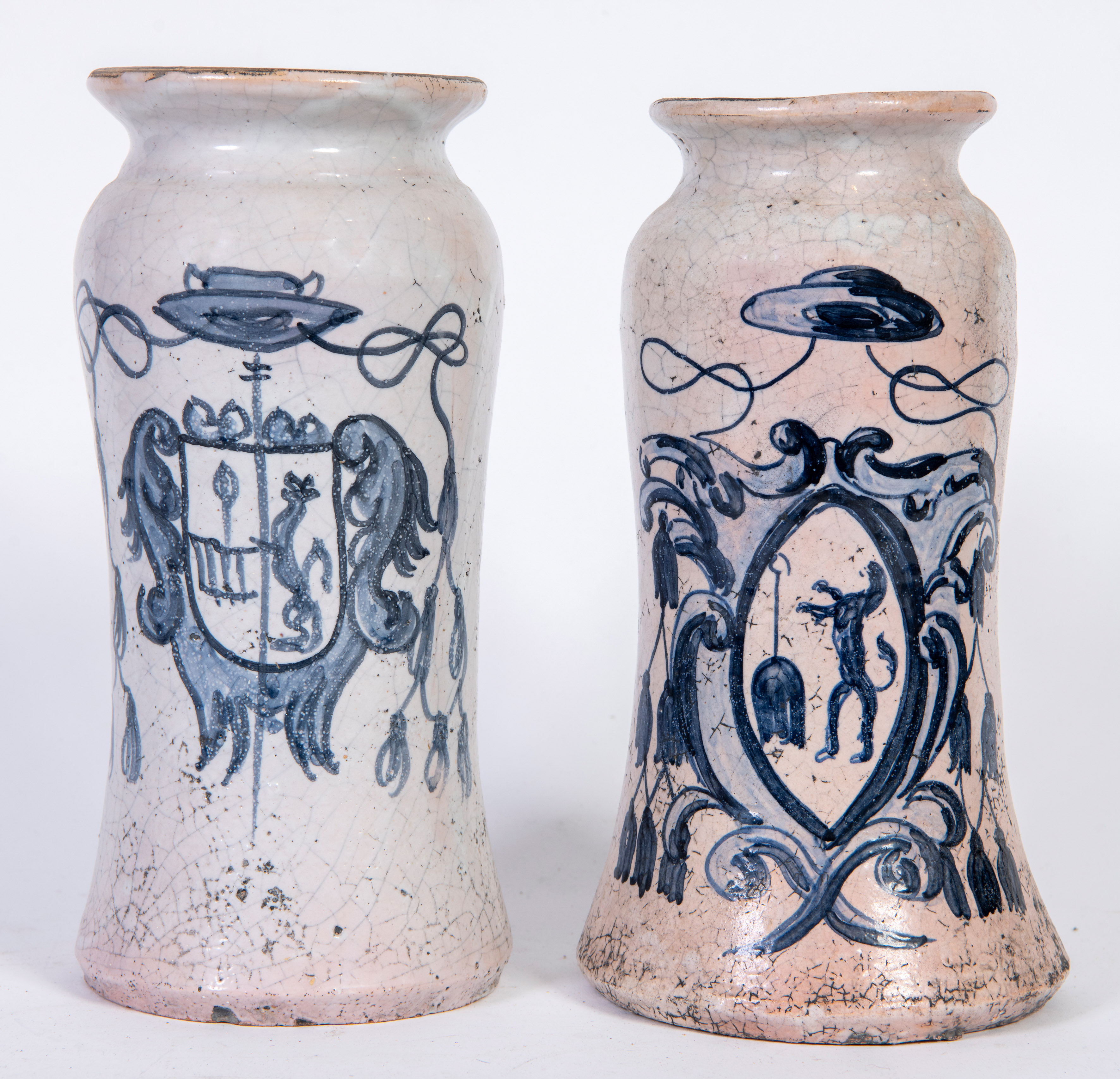 Dos albarelos en cerámica de Talavera esmaltada y policromada, España, S. XVIII
Con decoración...