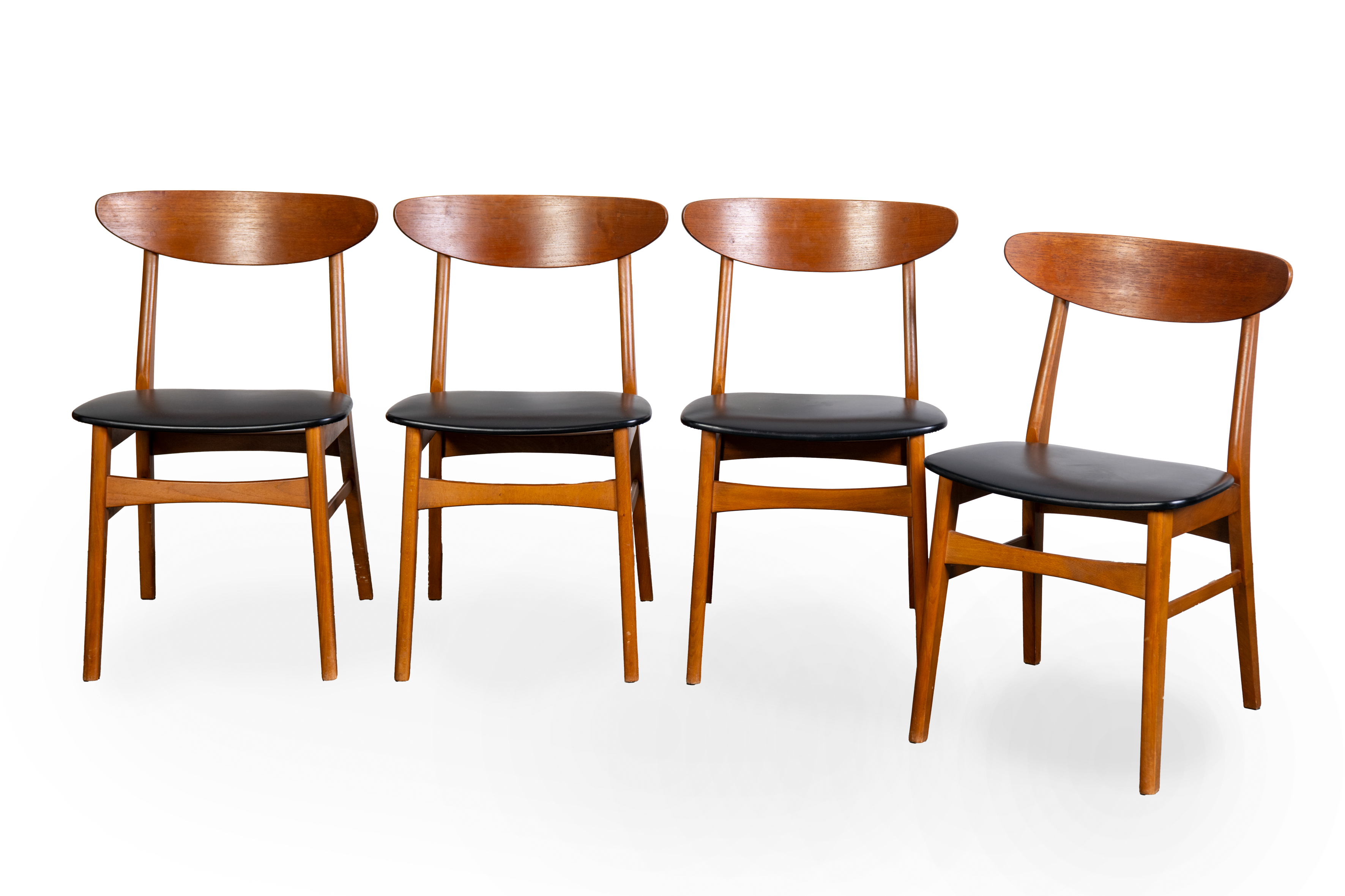 FARSTRUP MOBLER. Dinamarca c. 1960
Lote de 4 sillas en madera de teca con y vinilo negro...
