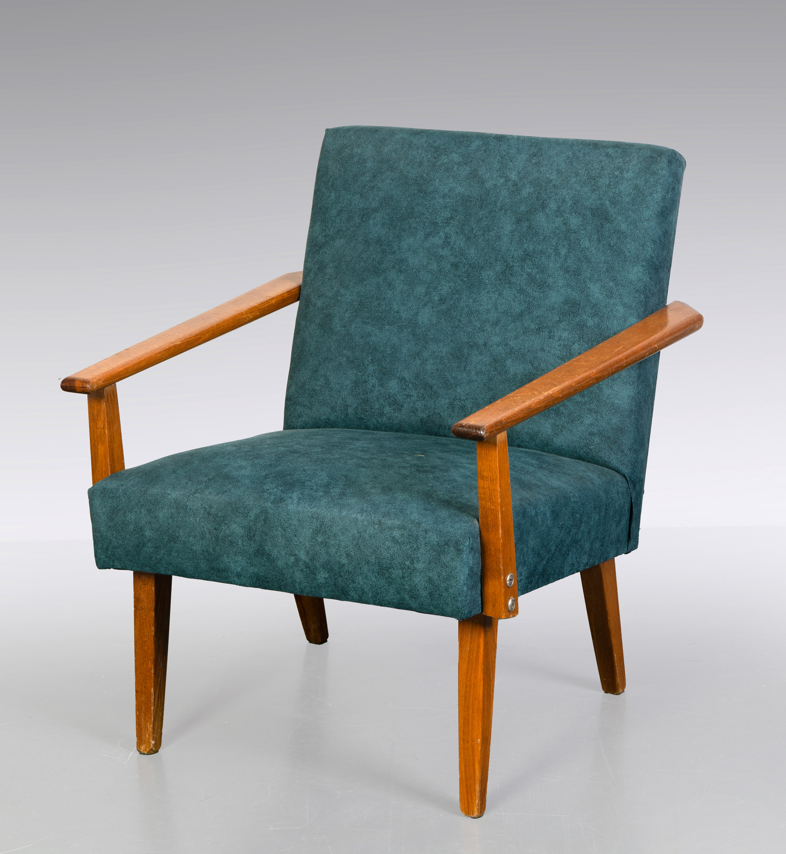 DISEÑO DANÉS, c. 1960
Butaca con tapicería renovada en tela de terciopelo verde y madera de...