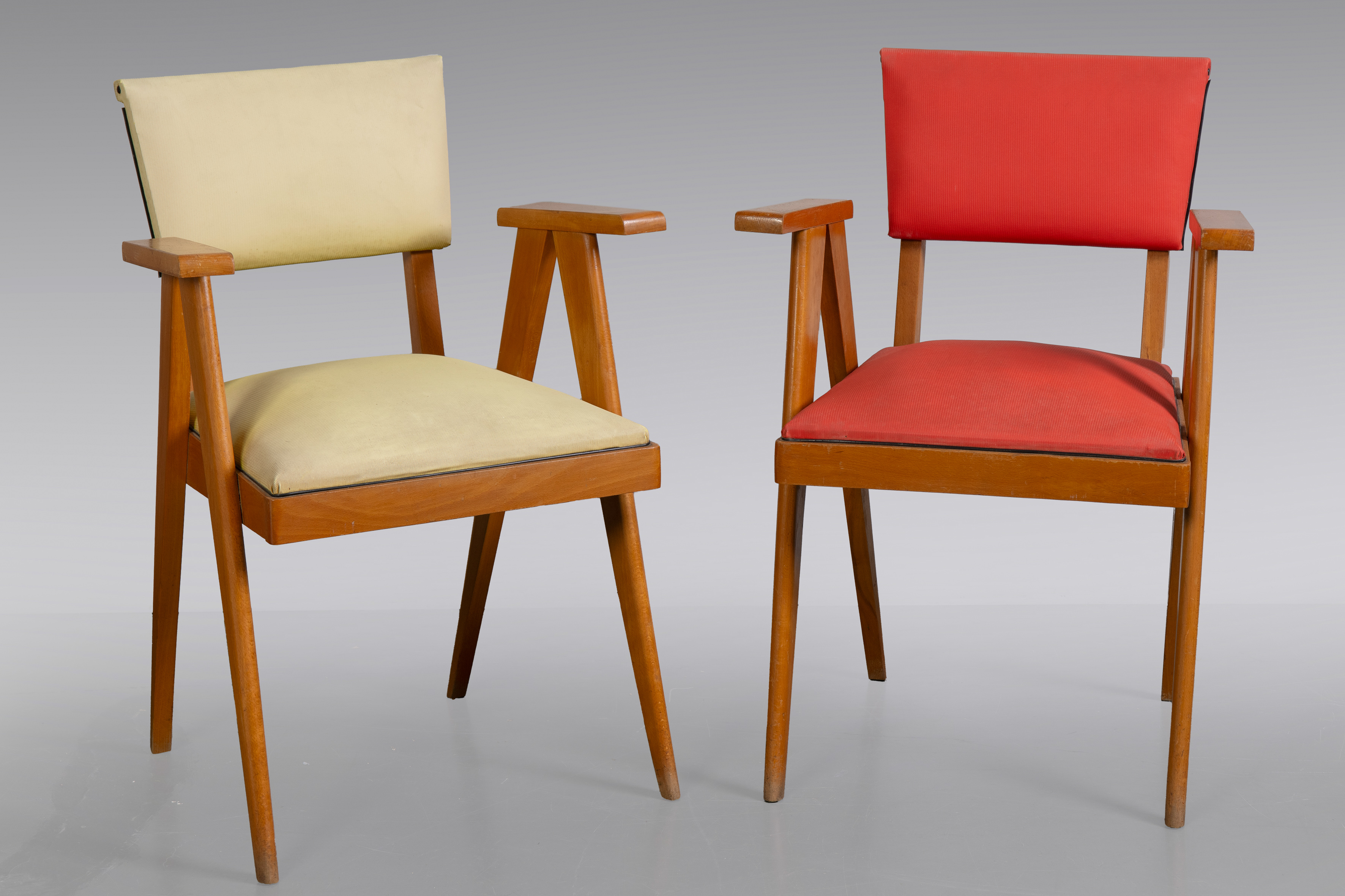 Pareja de sillas con reposabrazos con estructura en madera de haya, tapicería original en tela...