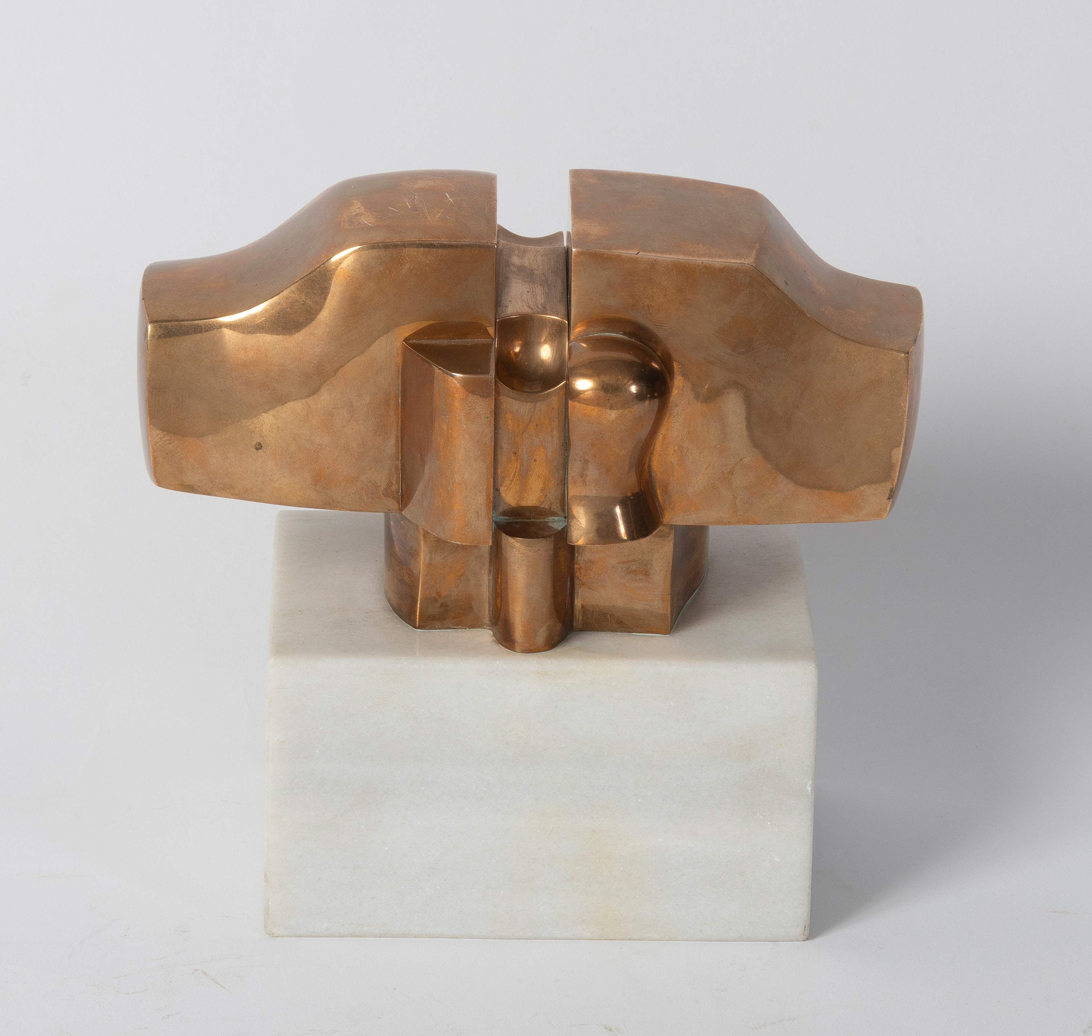 JOSÉ LUIS SÁNCHEZ FERNÁNDEZ (Almansa 1926-Alarcón 2018)
"Sin título"
Bronce patinado sobre peana de...