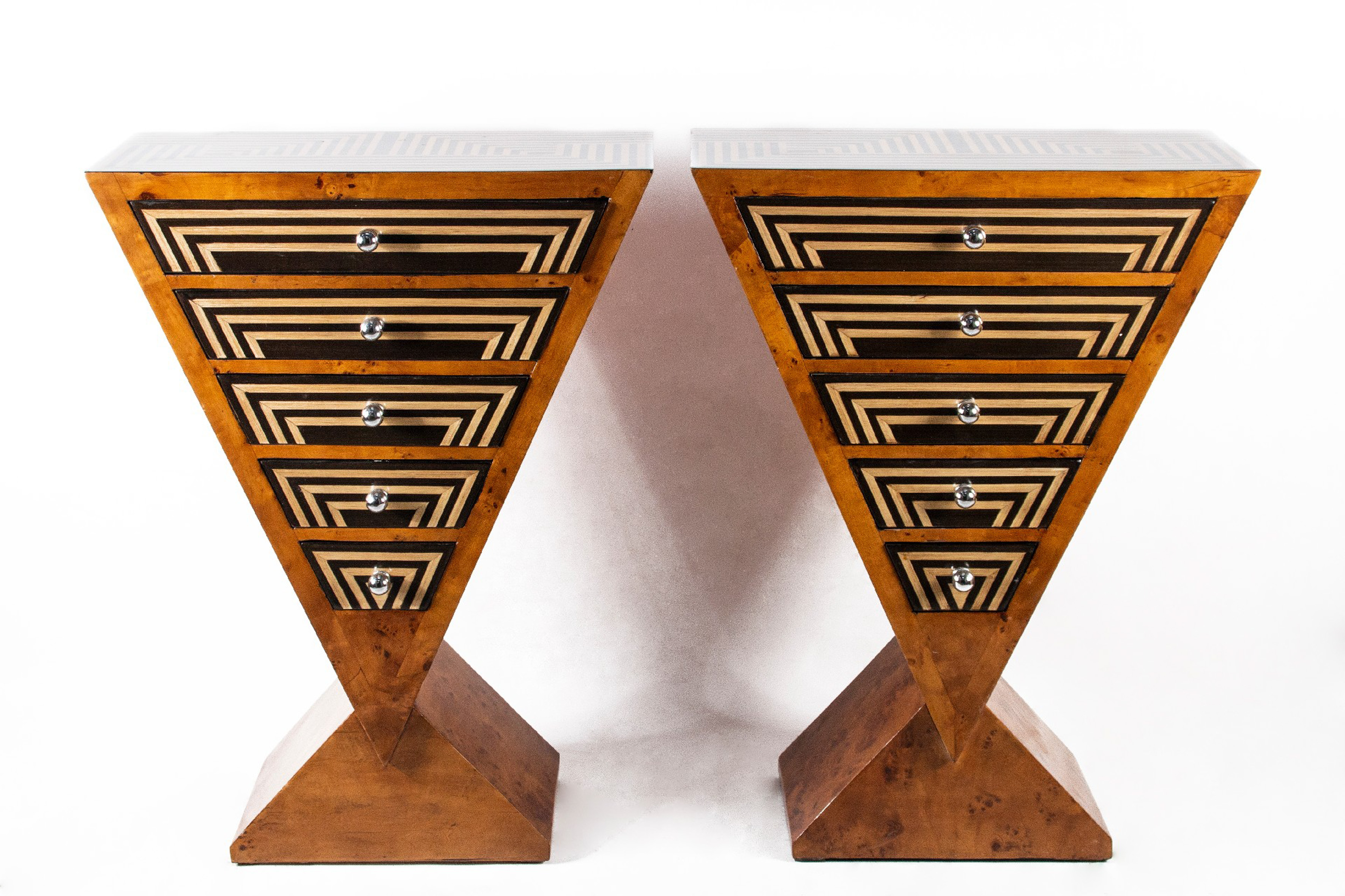 Pareja de cajoneras de diseño, estilo mid century, S. XX. Realizado en madera chapada con...