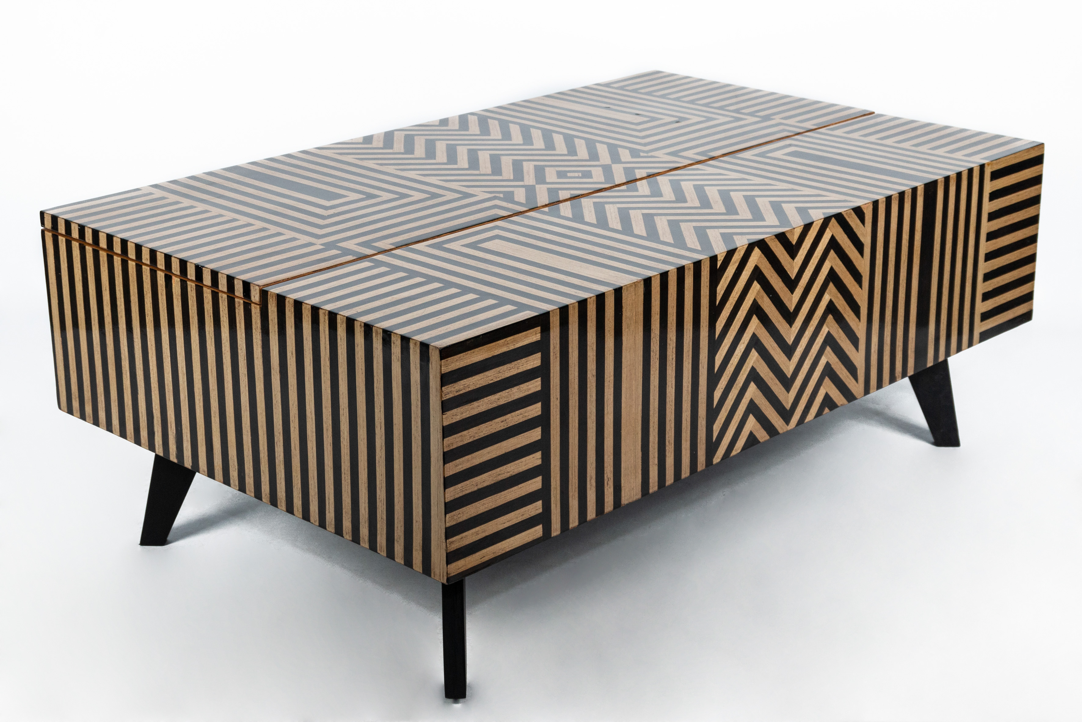 Mesa de centro de diseño, S. XX. Presenta una tapa elevable en diferentes
maderas creando motivos...