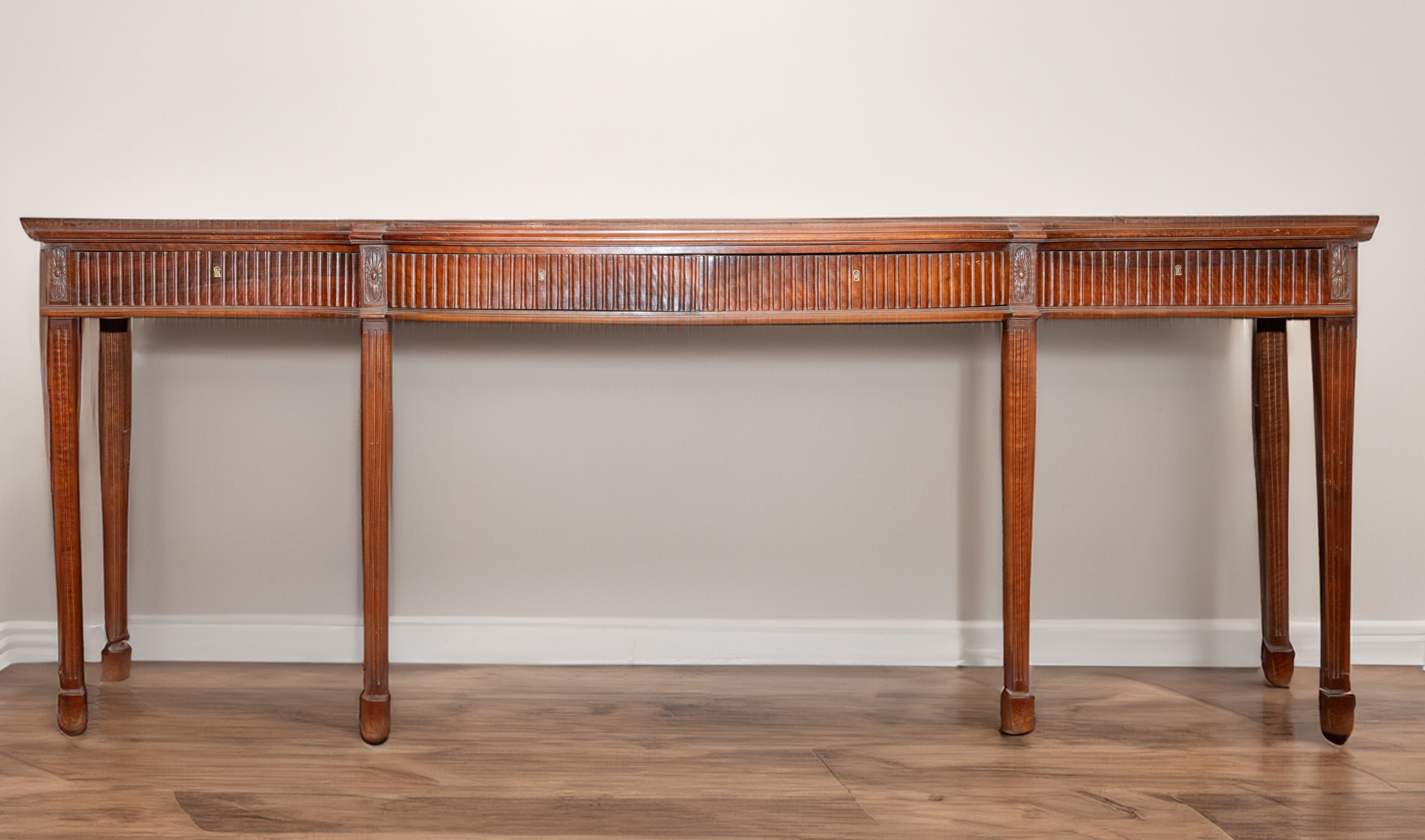 Consola en madera de caoba.
Medidas: 86 x 48,5  x 218 cm