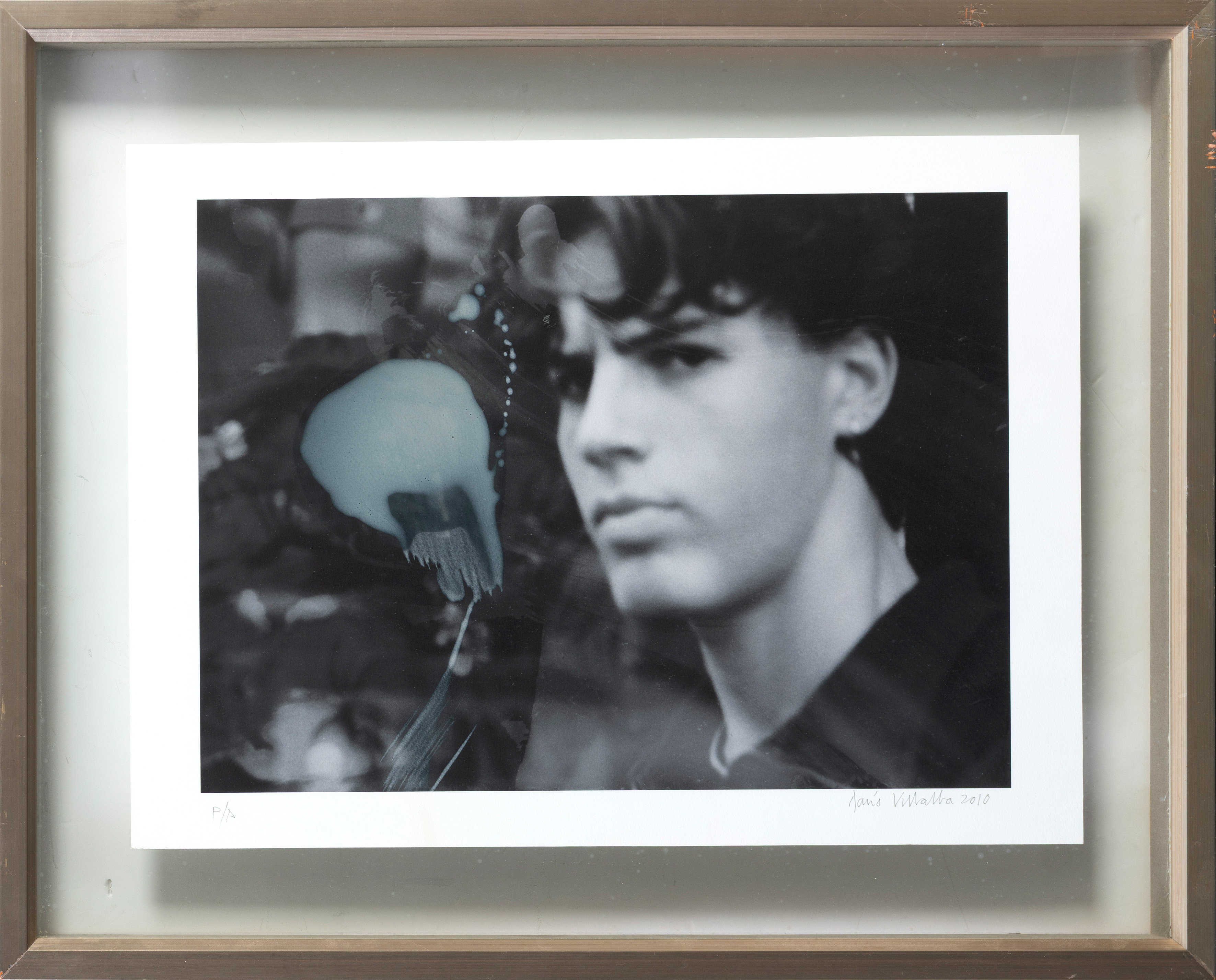 DARÍO VILLALBA (San Sebastián 1939-Madrid 2018)
"Chico londinense". 2010
Fotografía intervenida en...