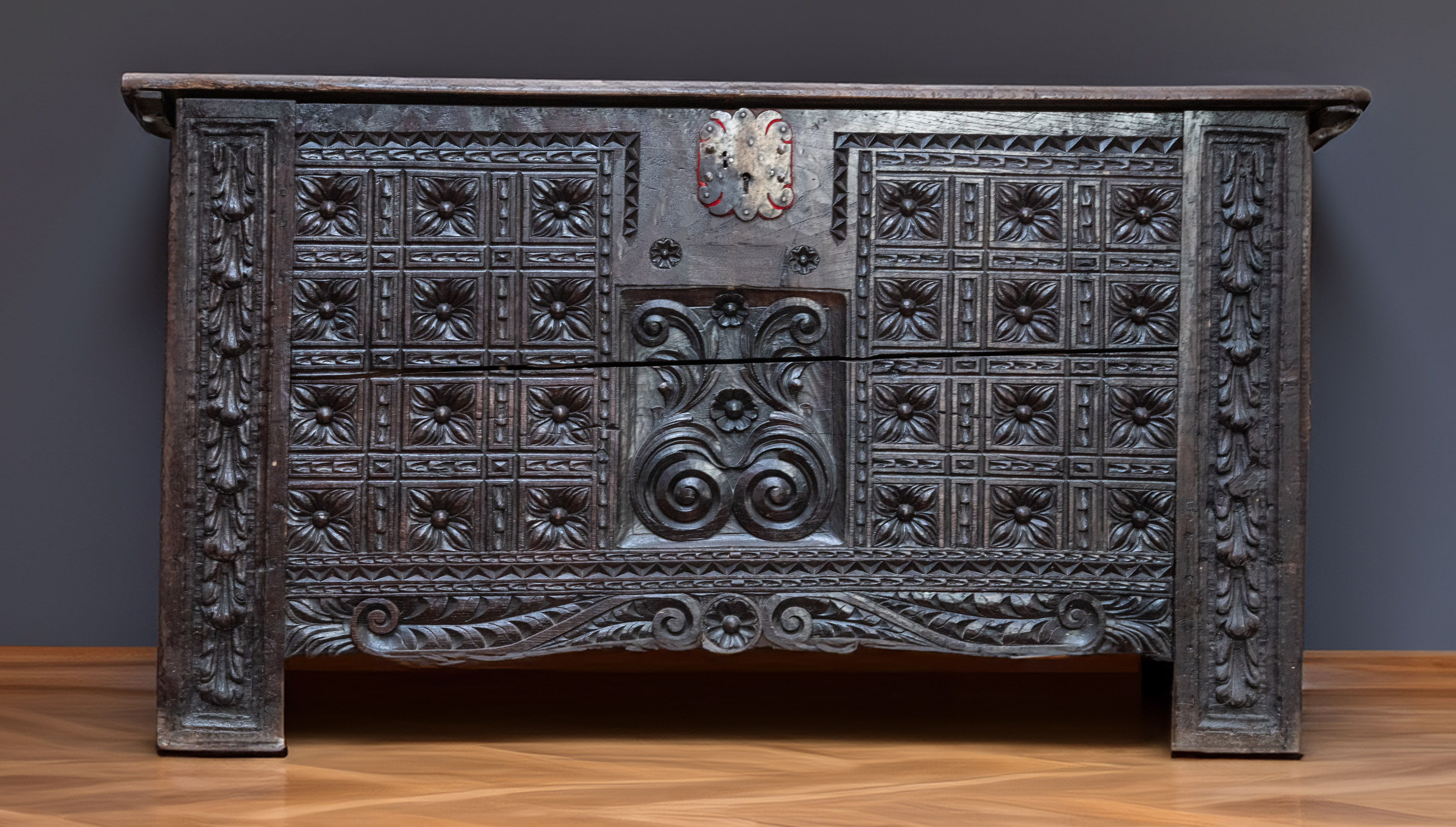 Arcón en madera de roble o castaño tallado, Norte de España, S. XIX.
Medidas: 83 x 62,5 x 150 cm.