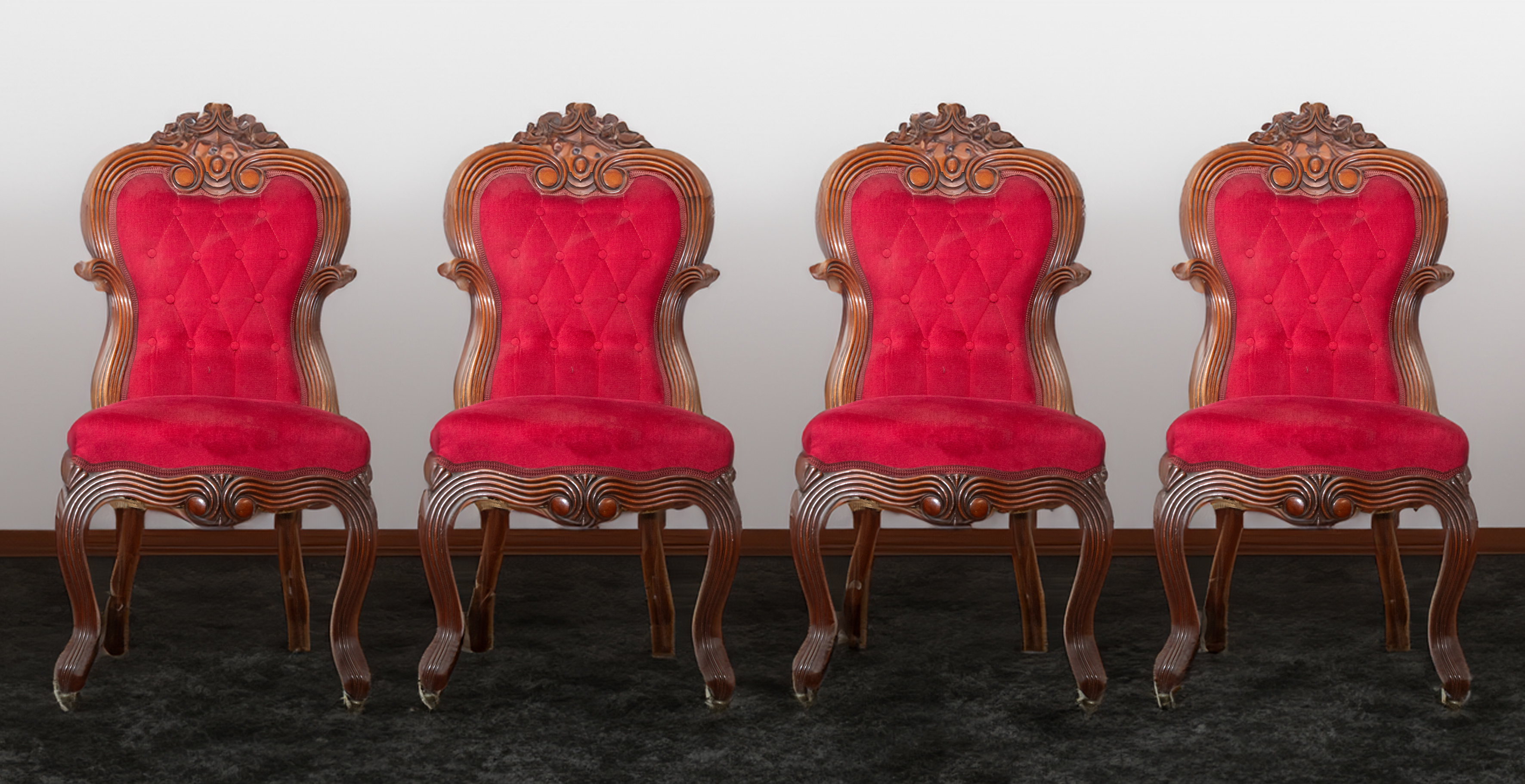 Juego de cuatro sillas francesas en madera de caoba, ff.S.XIX. Respaldo de curva y contracurva con...