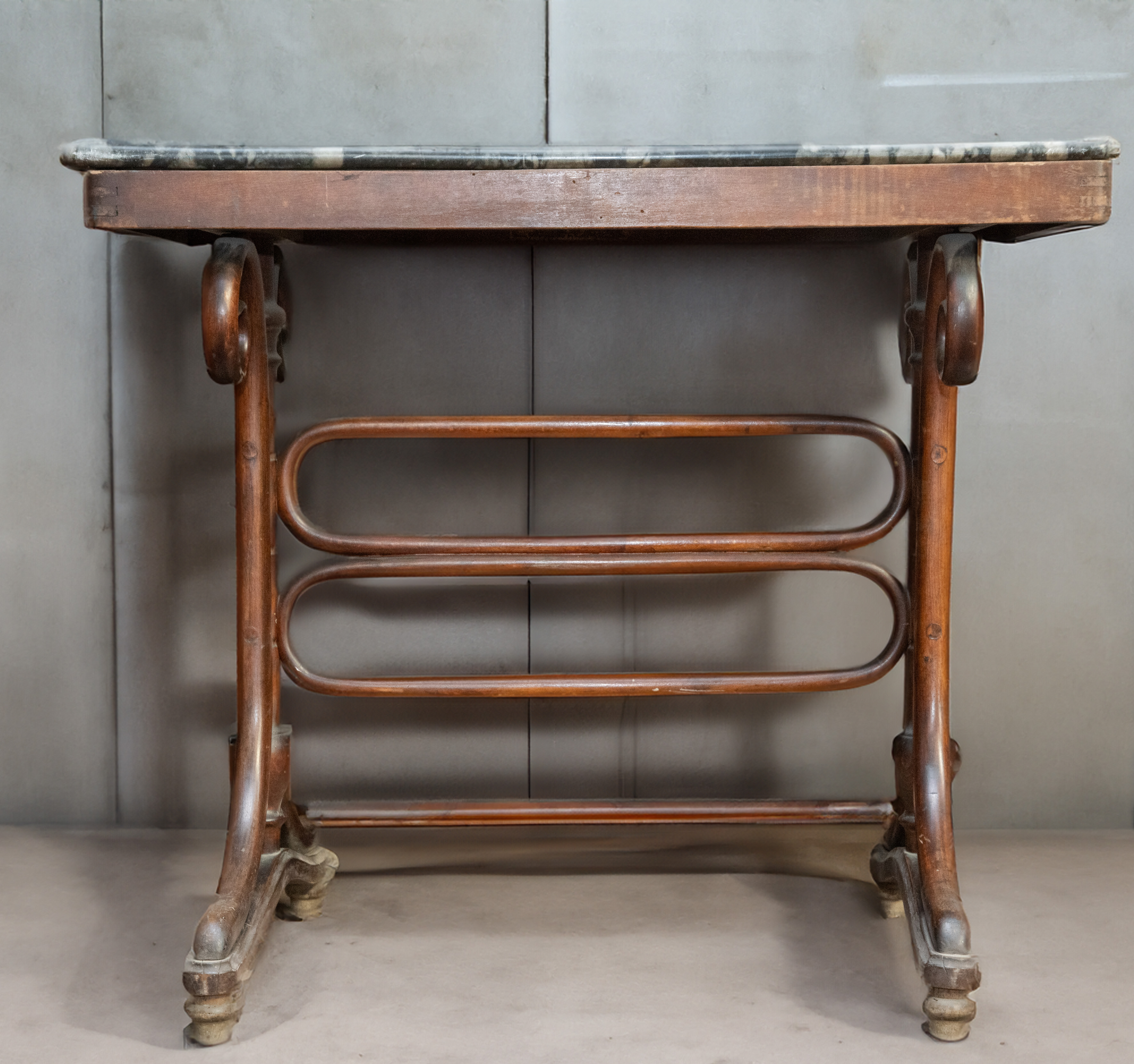 Mesa española en nogal tipo Thonet c. 1900. Con tapa de mármol jaspeado.  
Medidas: 79 x 52 x 92...