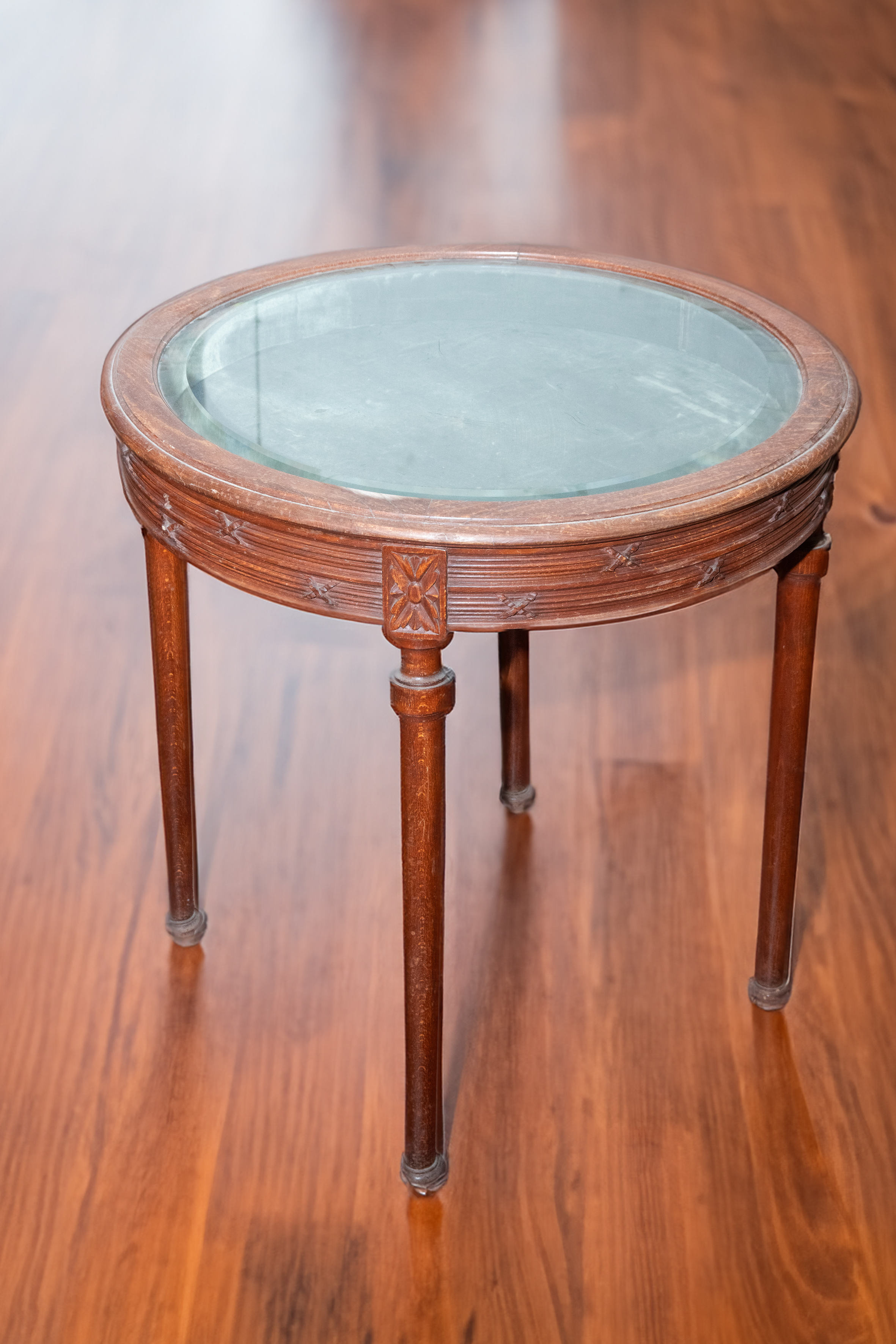 Mesita / vitrina victoriana en madera de caoba. Interior forrado en terciopelo verde.
Medidas: 69 x...