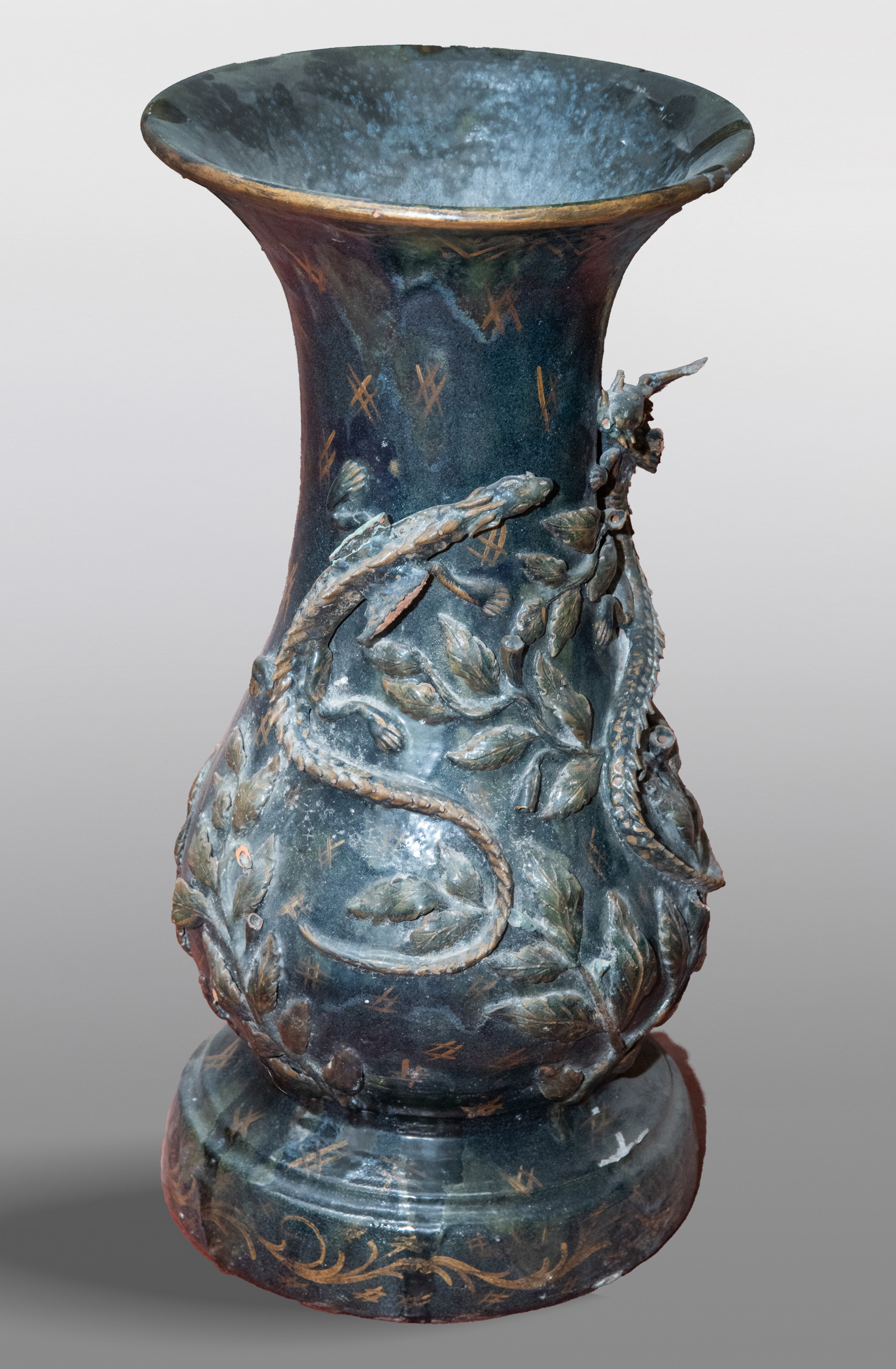 Jarrón en terracota barnizada decorado con elementos vegetales en relieve.
Altura: 58 cm.