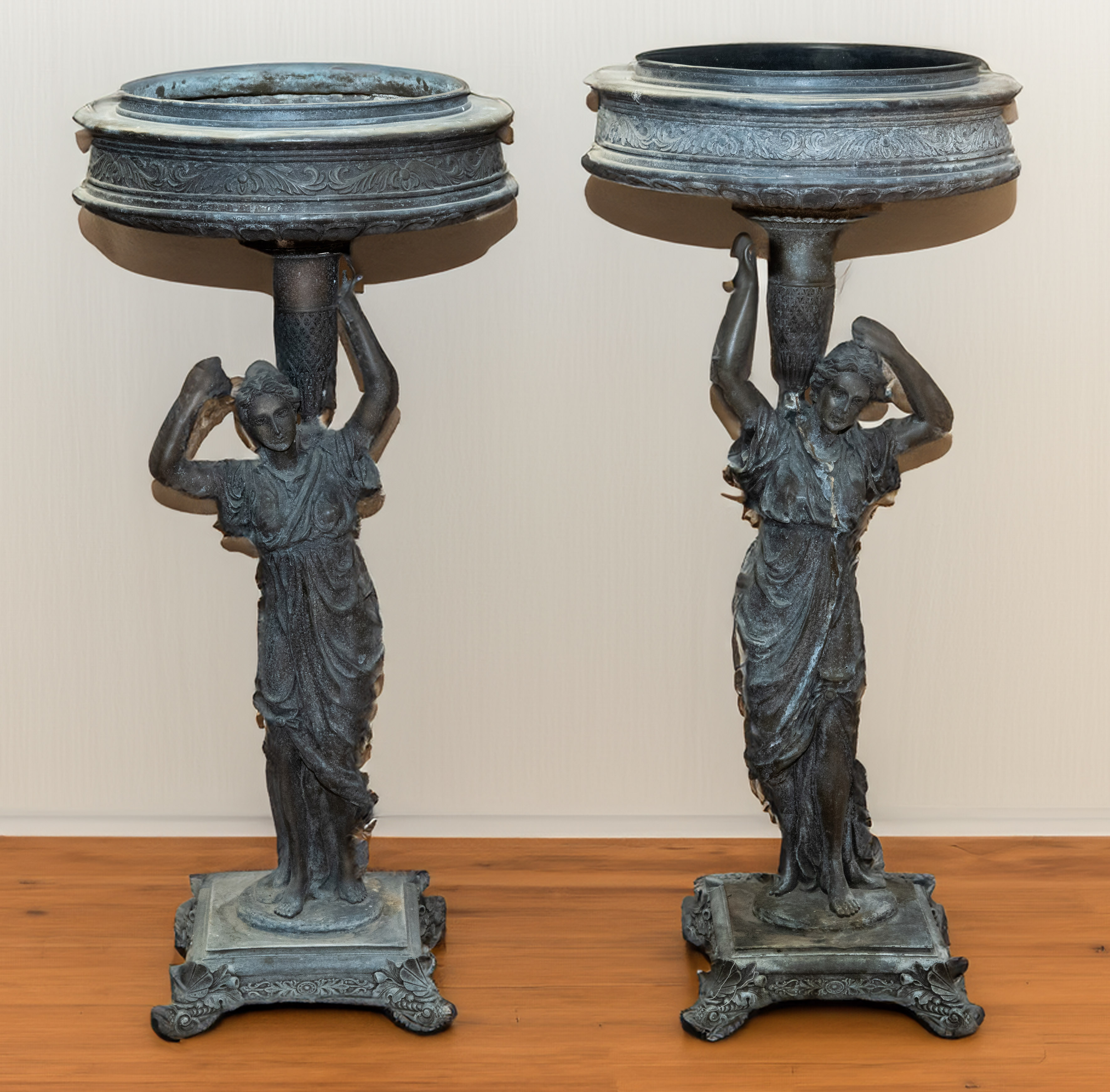 Pareja de jardineras en bronce.
Altura: 79 cm.