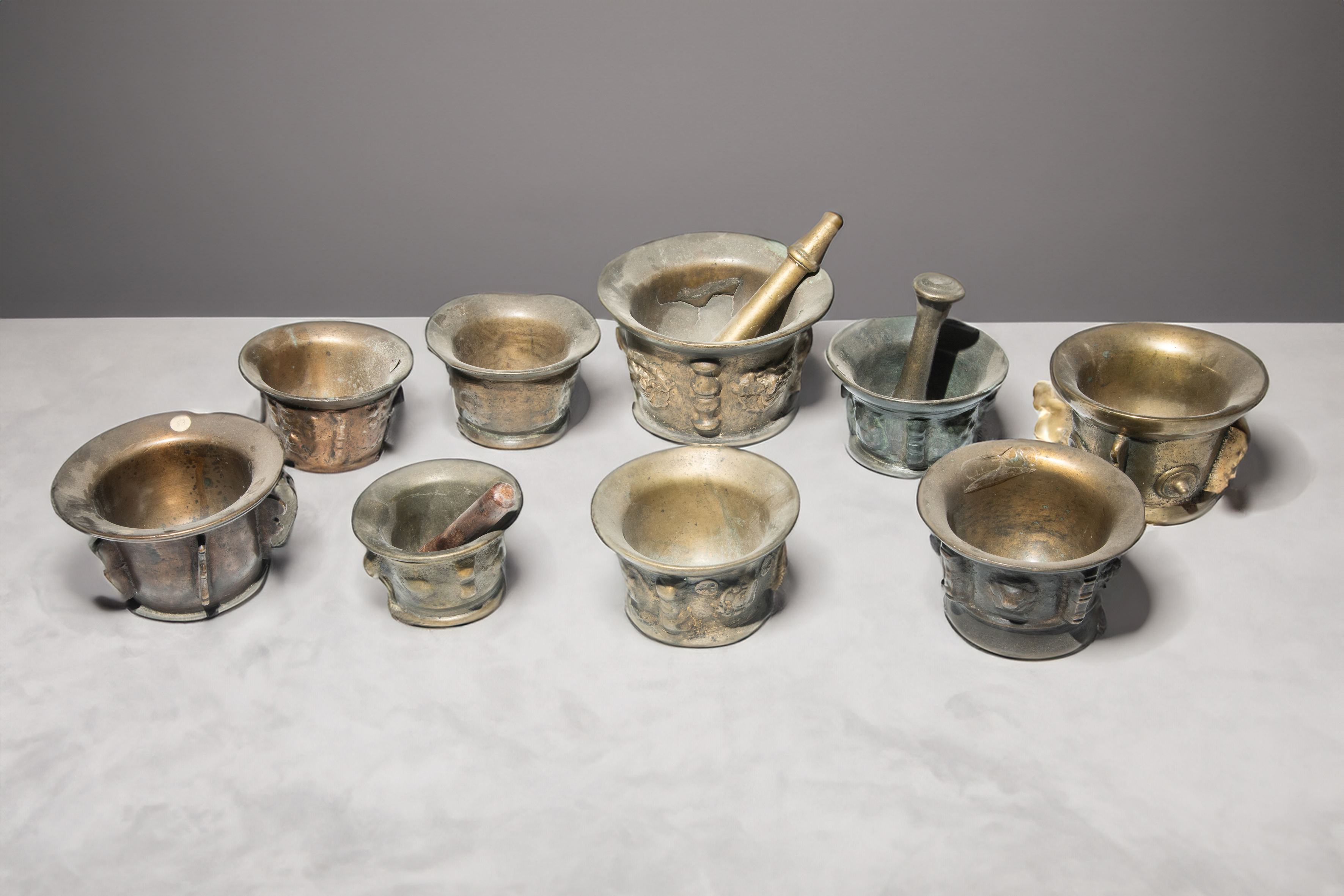 Colección de 9 morteros antiguos en bronce dorado en diferentes tamaños. Cuerpo decorado con...