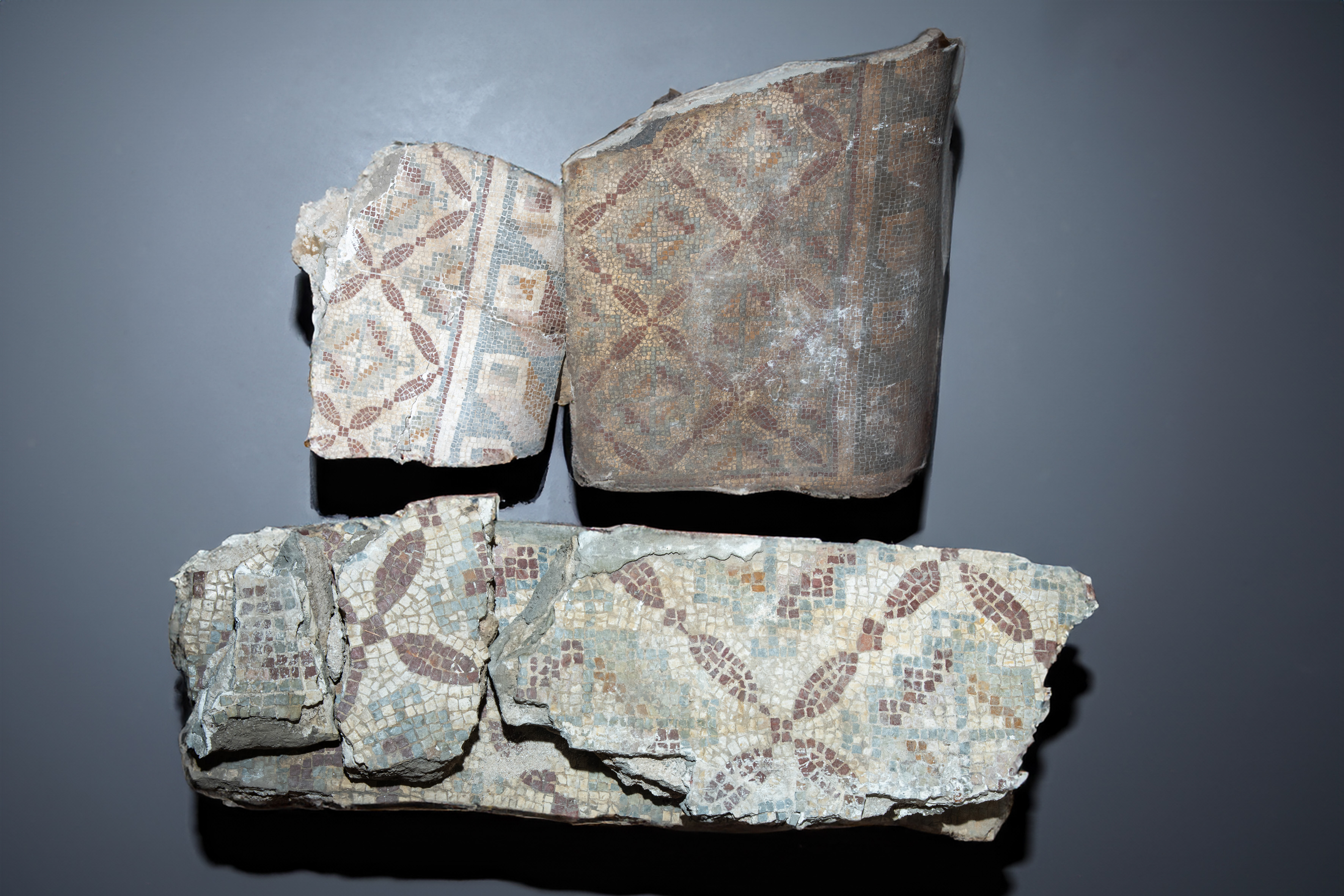 Colección de partes de mosaicos de pavimentos romanos antiguos. 
Total piezas: 7.
Medidas mayor: 78...