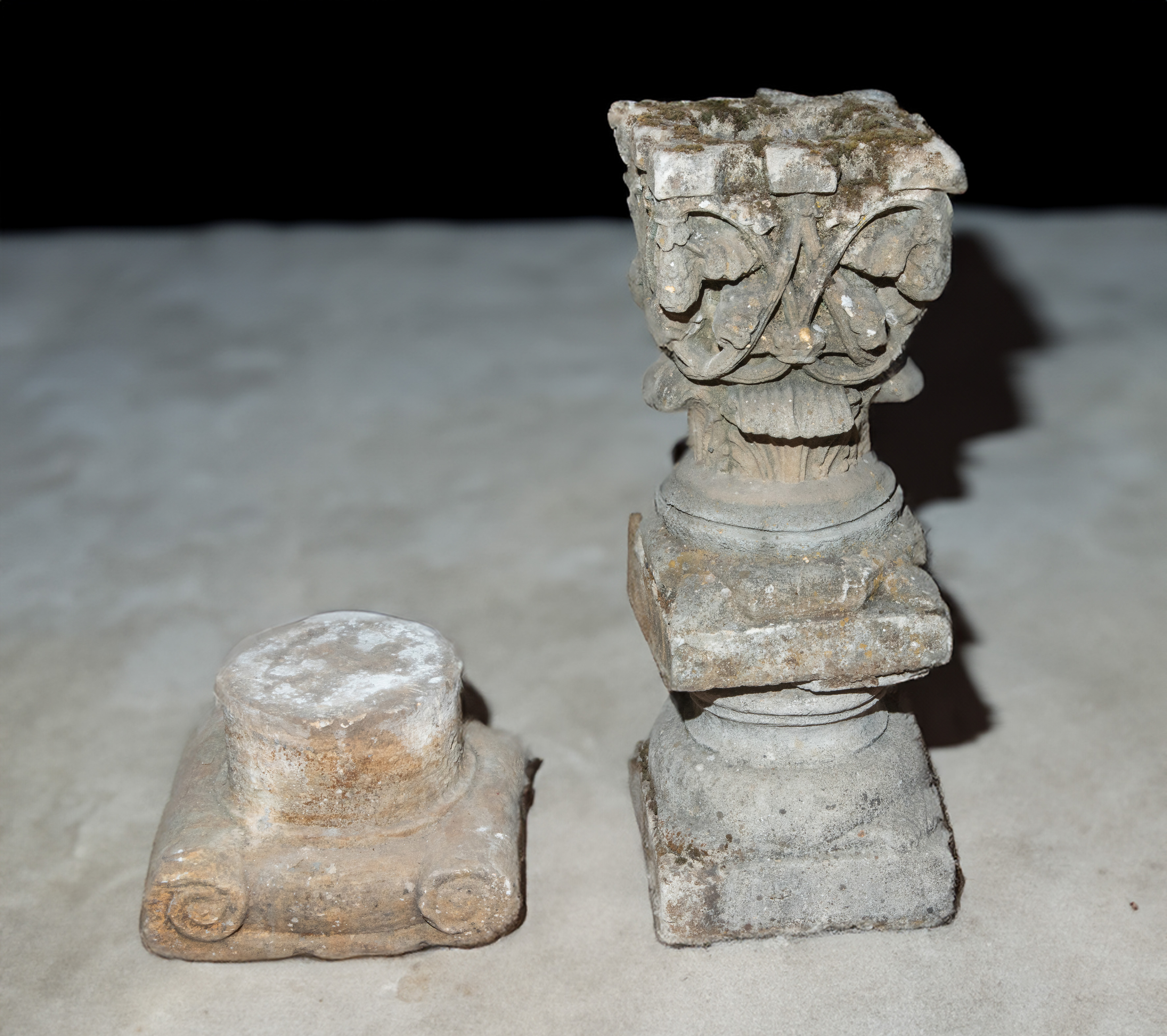 Dos capiteles en piedra caliza. Uno corintio profusamente tallado.
Altura mayor: 87 cm.