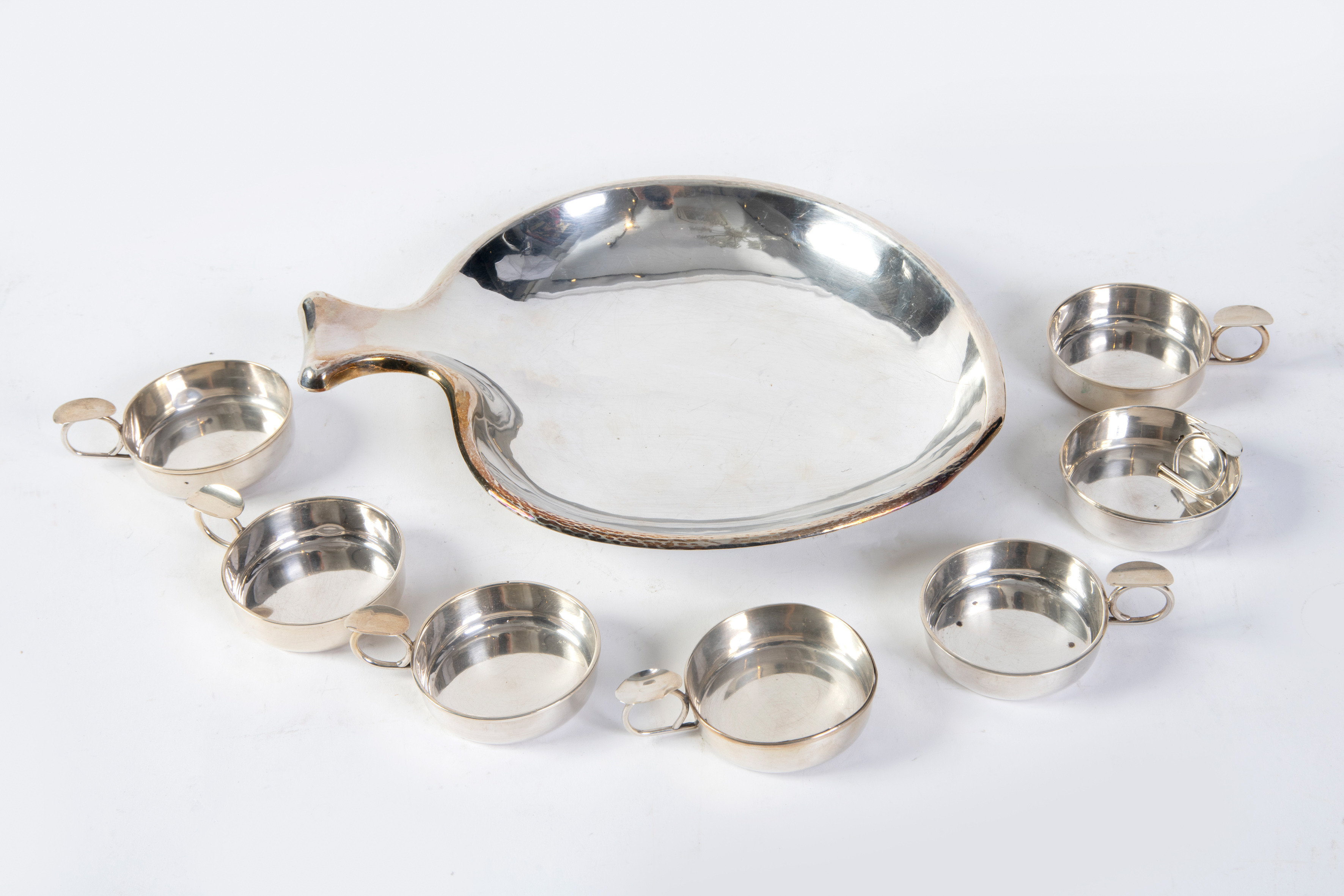 Conjunto de bandeja con forma de hoja y siete ceniceros en plata de ley 900.
Con...