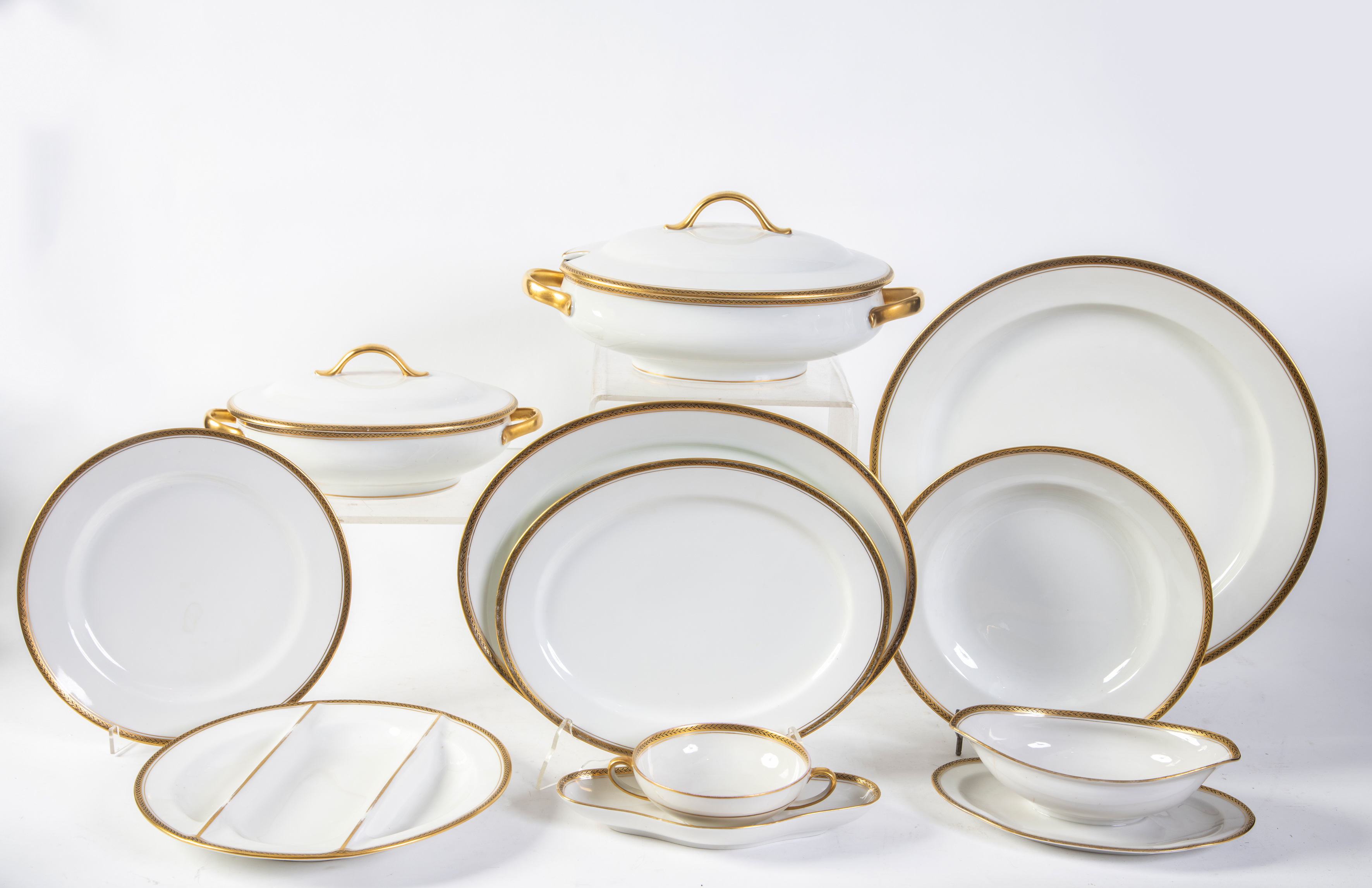 Vajilla Limoges en porcelana blanca con filos en oro, Francia,
Compuesta por: 34 platos llanos; 14...