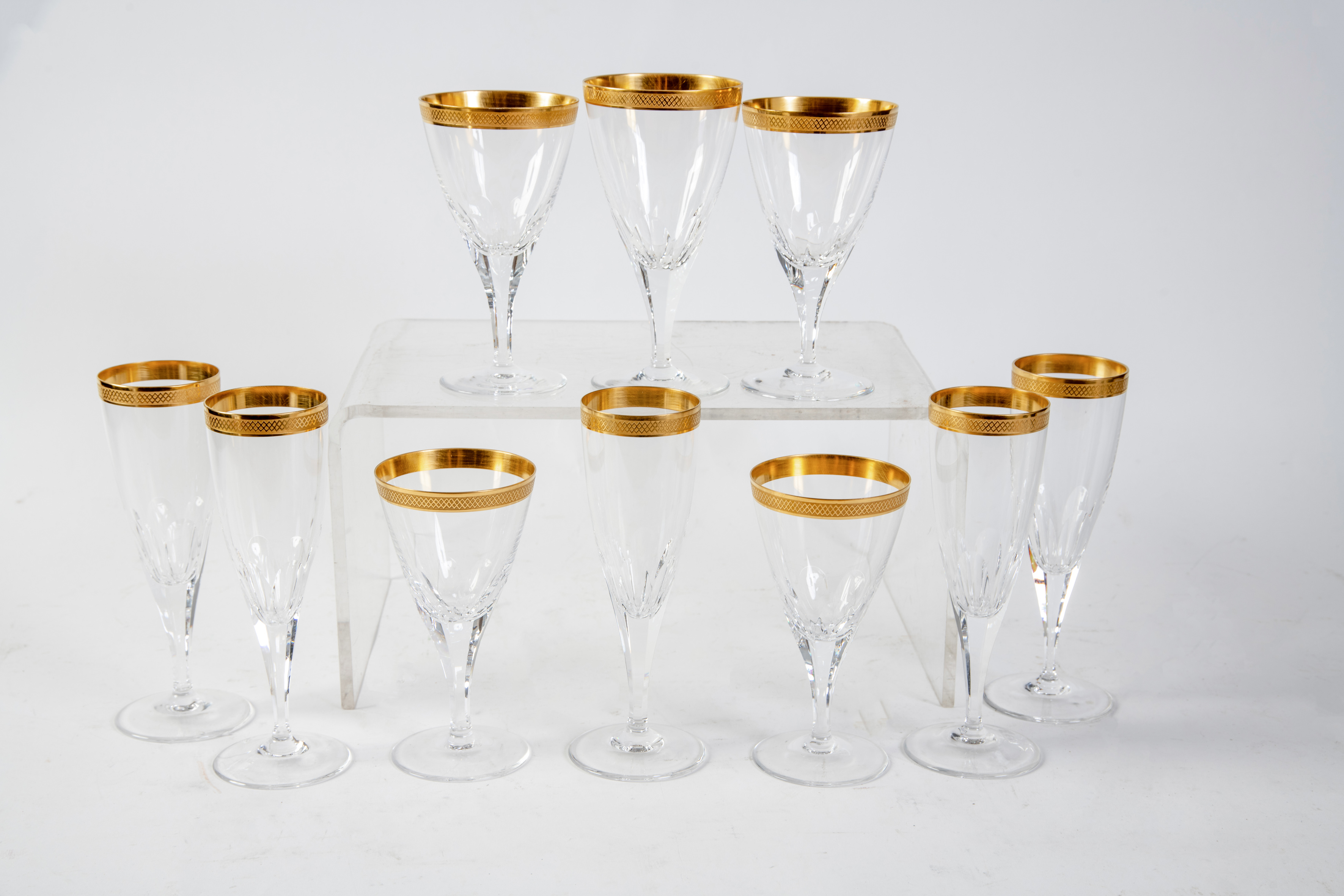 Juego de copas en cristal tallado con borde de oro, Bohemia, ca. 1950
Compuesto por: 15 copas de...