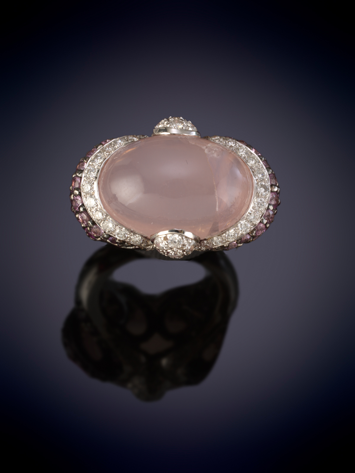 ORIGINAL SORTIJA FORMADA POR UN GRAN CABUJON OVAL DE CUARZO, de 15,47ct. aprox, orlado por fina...