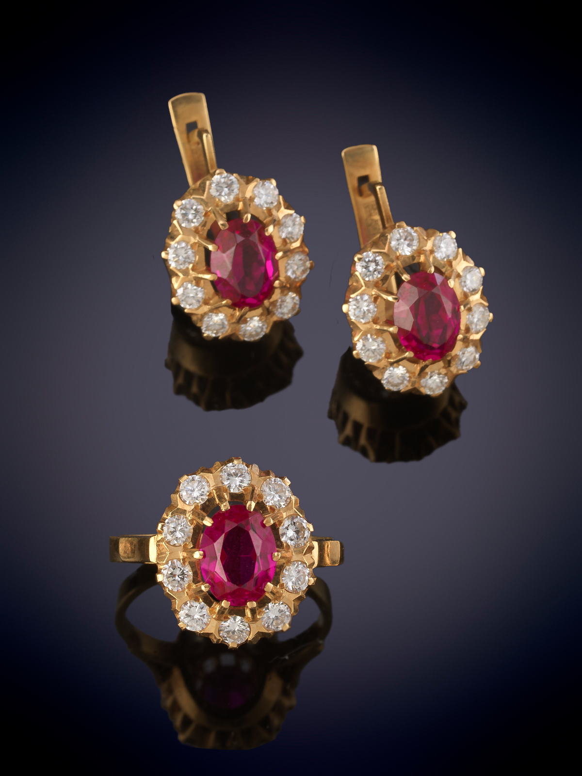 ELEGANTE CONJUNTO DE PENDIENTES Y SORTIJA DE RUBIES SINTETICOS ORLADOS DE BRILLANTES, DE...