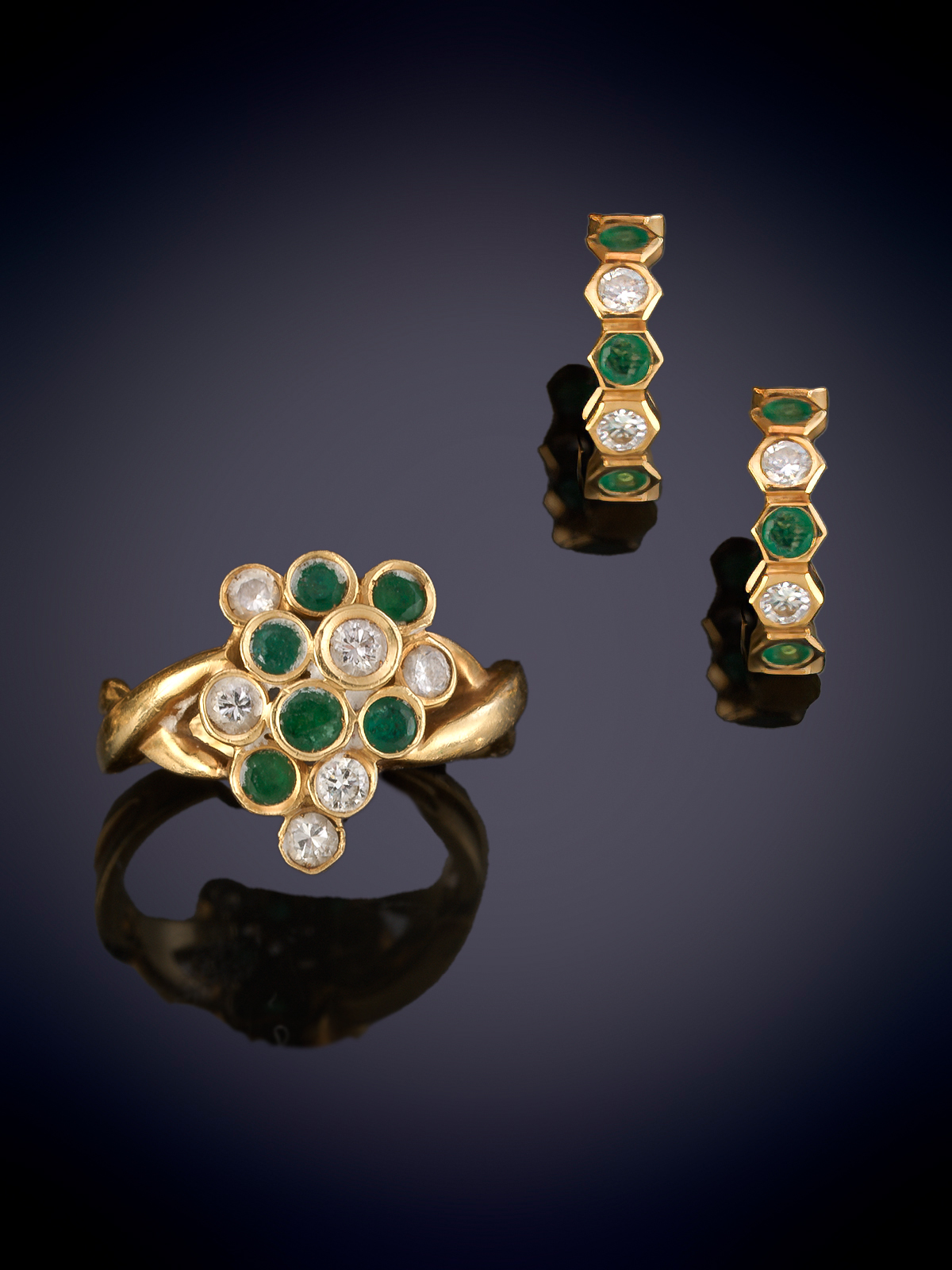 CONJUNTO DE PENDIENTES Y SORTIJA CON ESMERALDAS Y BRILLANTES. Los pendientes en forma de medio aro,...