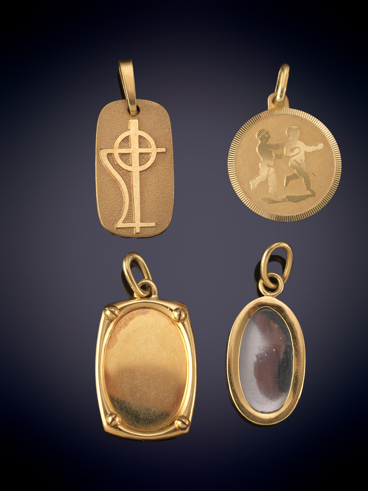 LOTE DE CUATRO COLGANTES, DOS PORTAFOTOS, UNA MEDALLA Y UN  ZODIACO EN ORO AMARILLO DE  18K.