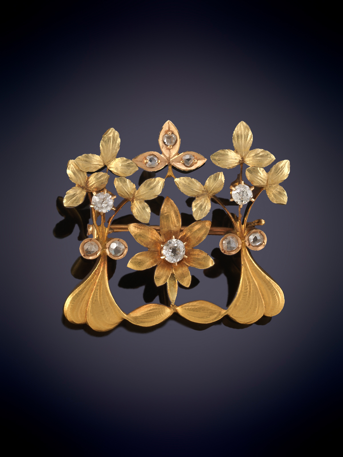 BROCHE DE FLORES "ART-NOUVEAU" EN DIFERENTES OROS CON CENTROS DE BRILLANTES. Elegantes formas...