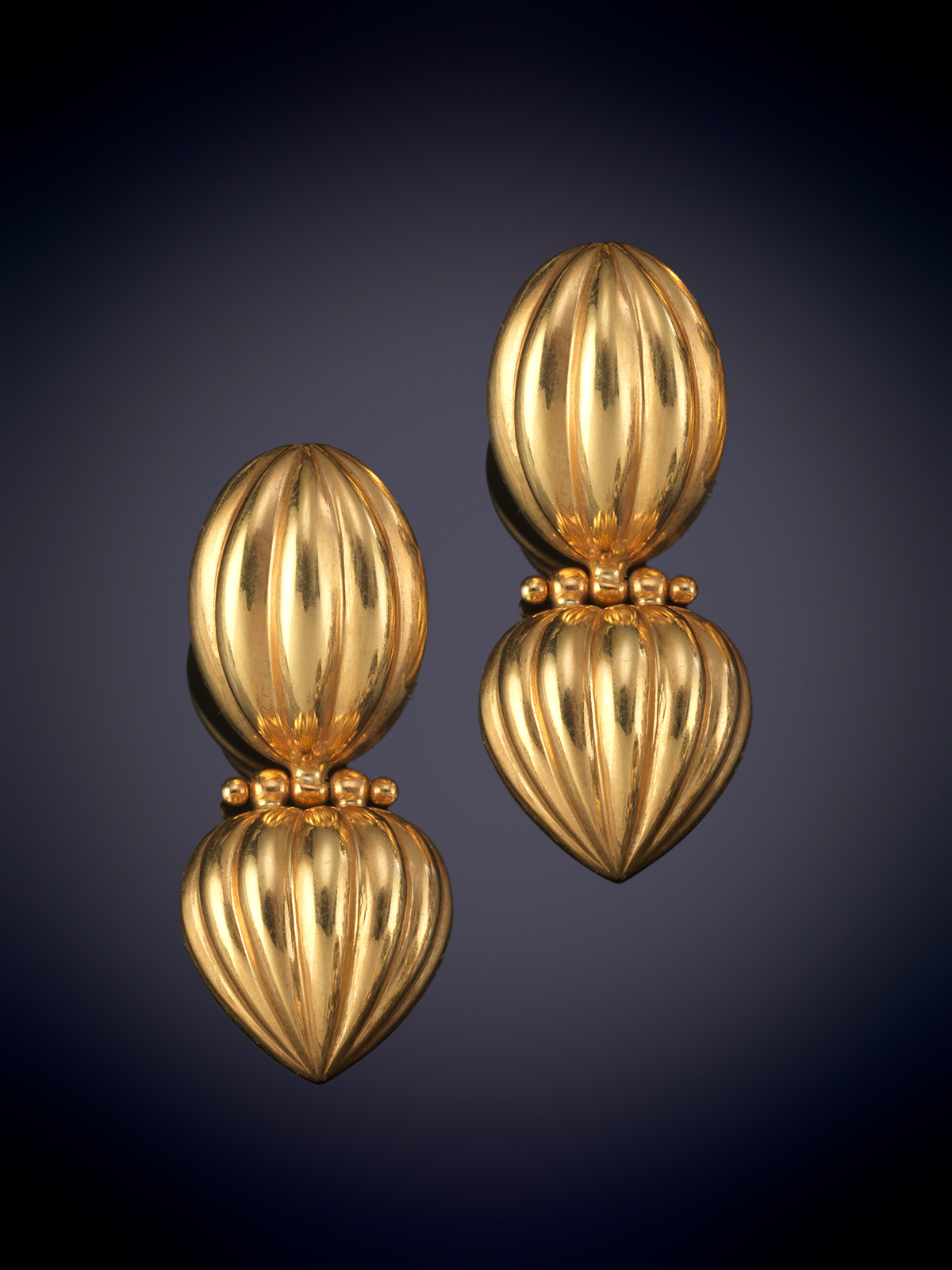 ELEGANTES PENDIENTES LARGOS GALLONADOS MONTURA EN ORO AMARILLO DE 18K.
