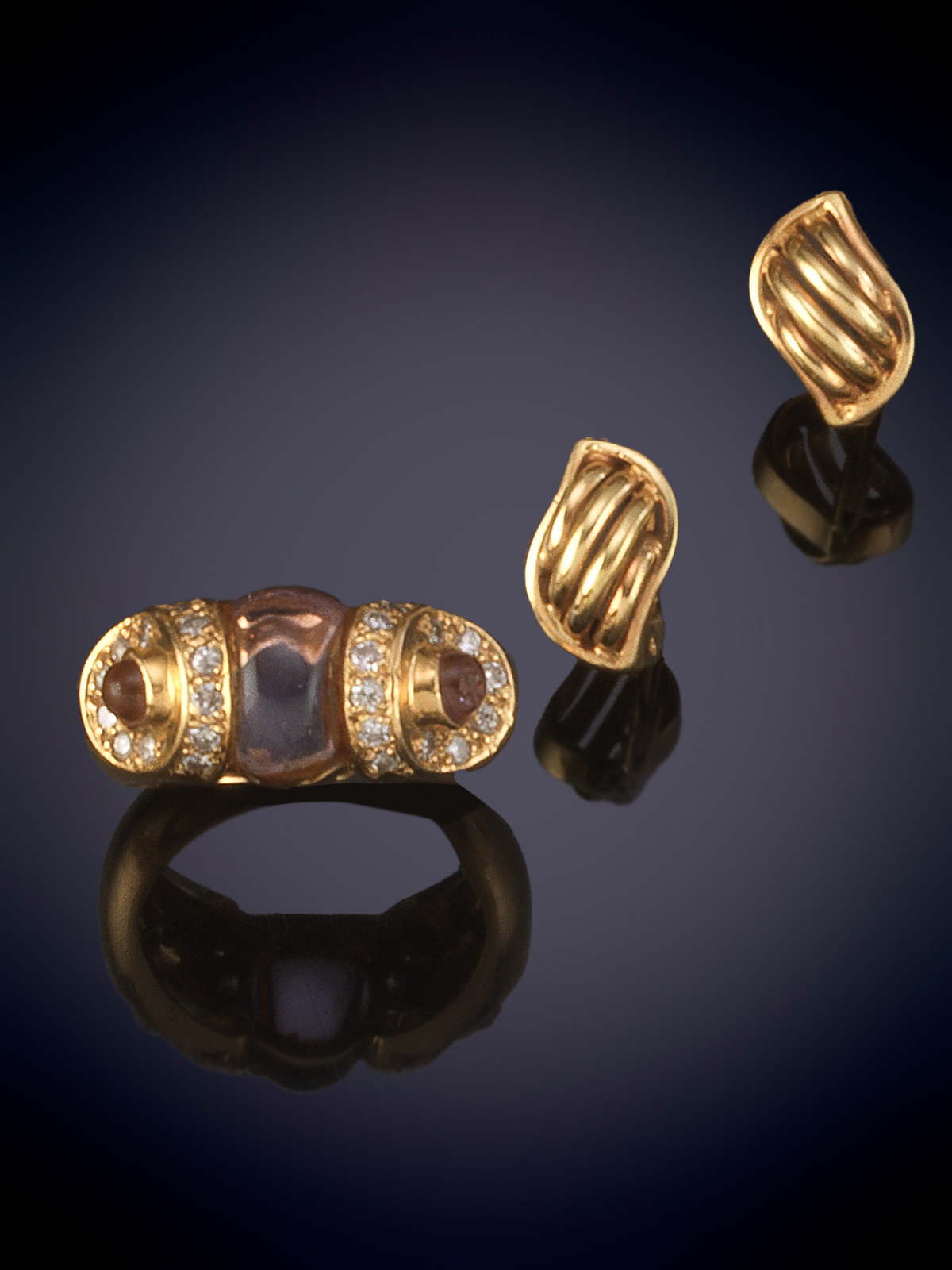 LOTE FORMADO POR SORTIJA DE AMATISTAS Y PENDIENTES DE NIÑA. Montura en oro amarillo de 18k.