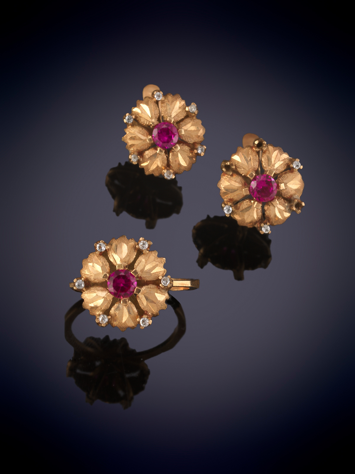 CONJUNTO PENDIENTES Y SORTIJA ANTIGUOS CON CENTRO DE SÍMIL DE RUBÍ. Montura de oro rosa de 18k.
