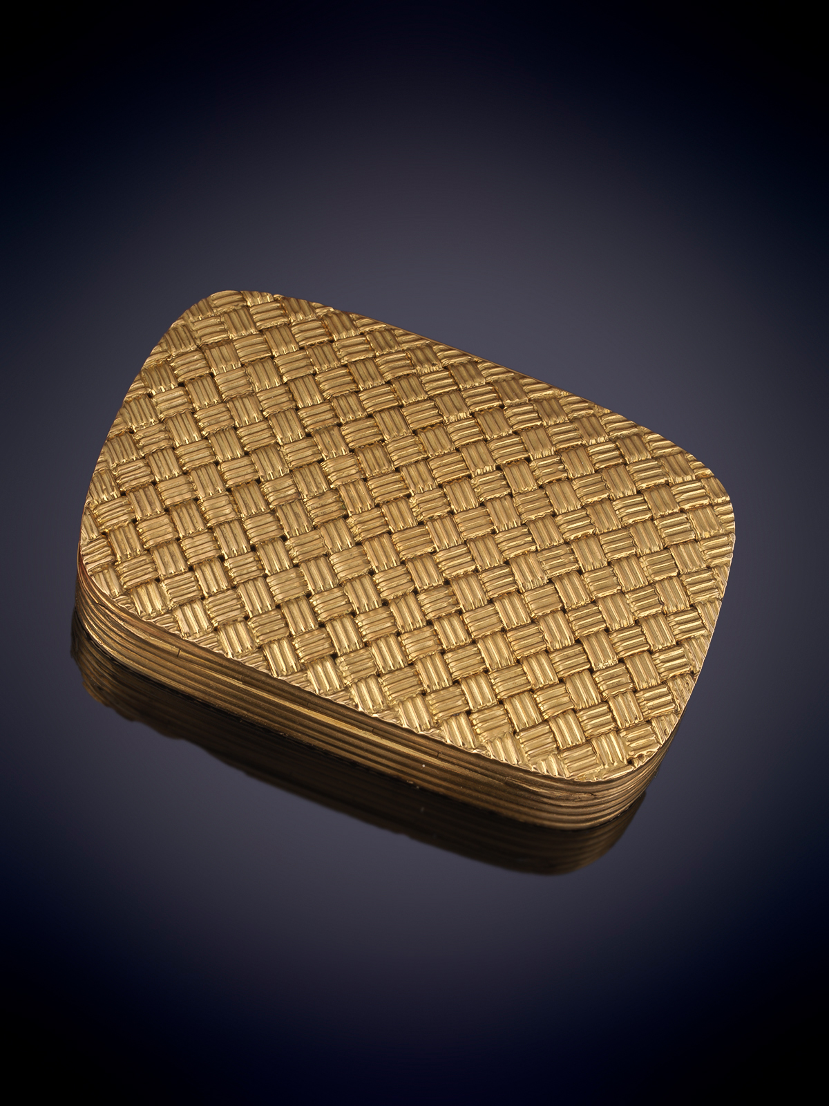 Caja pastillero en su estuche C. 1960, en oro amarillo de 18K. Exquisito diseño trenzado. Punzonada.