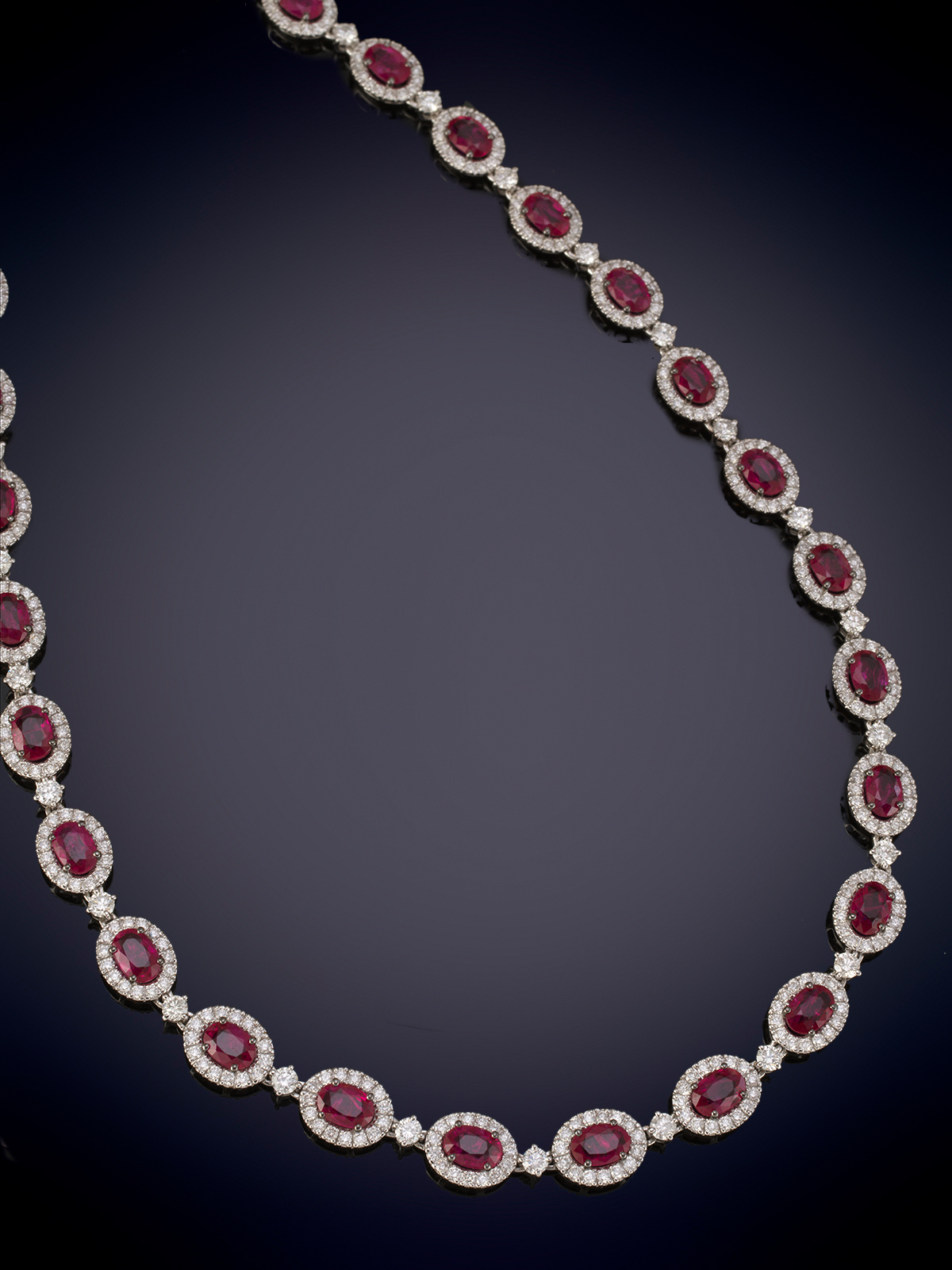 ELEGANTE GARGANTILLA DE RUBÍES BIRMANOS DE INTENSO COLOR Y GRAN CRISTALIZACION CON BRILLANTES,...