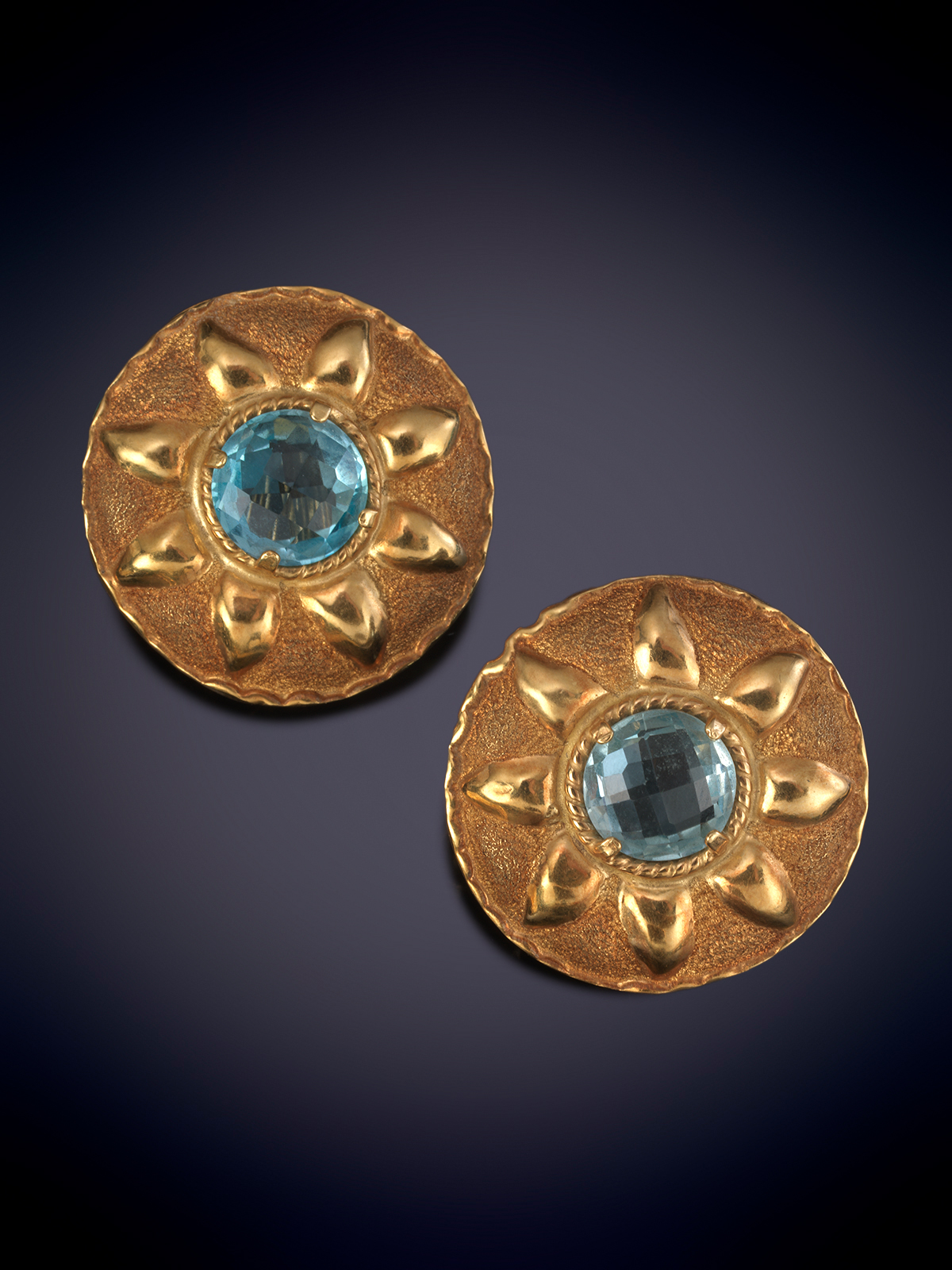 GRANDES PENDIENTES CIRCULARES EN ORO MATEADO DE 18K CON CENTRO DE TOPACIOS AZULES