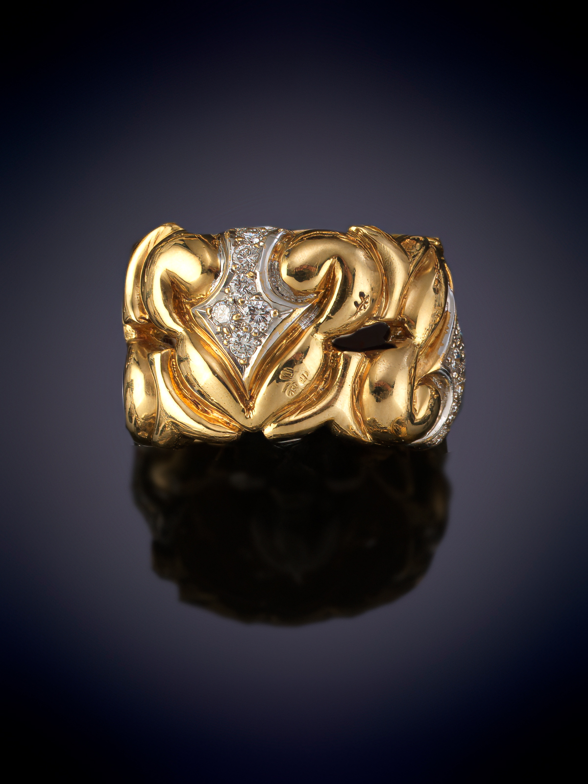 SORTIJA ANCHA DE ORIGINAL DISEÑO EN ORO AMARILLO CON FLECHAS DE PAVE DE BRILLANTES. Sobre oro...