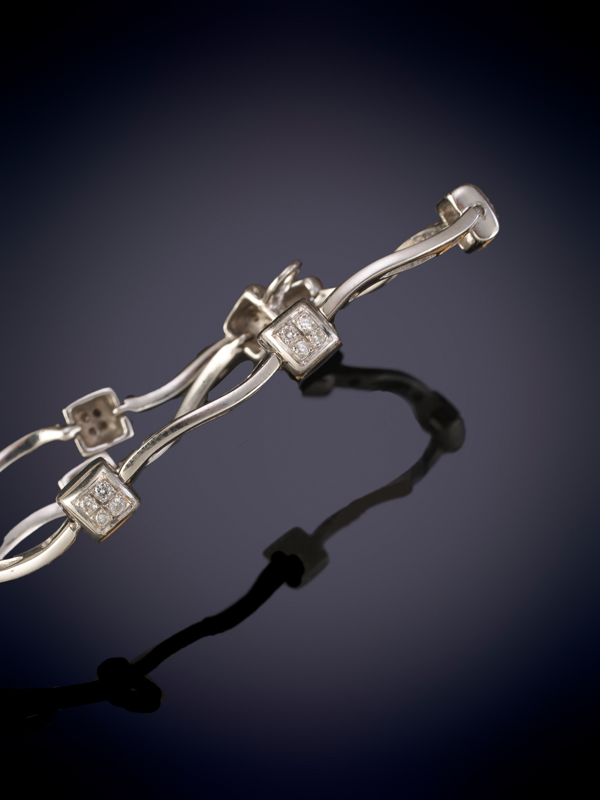 PULSERA MODERNA DE BRILLANTES. MONTURA EN ORO BLANCO DE18K