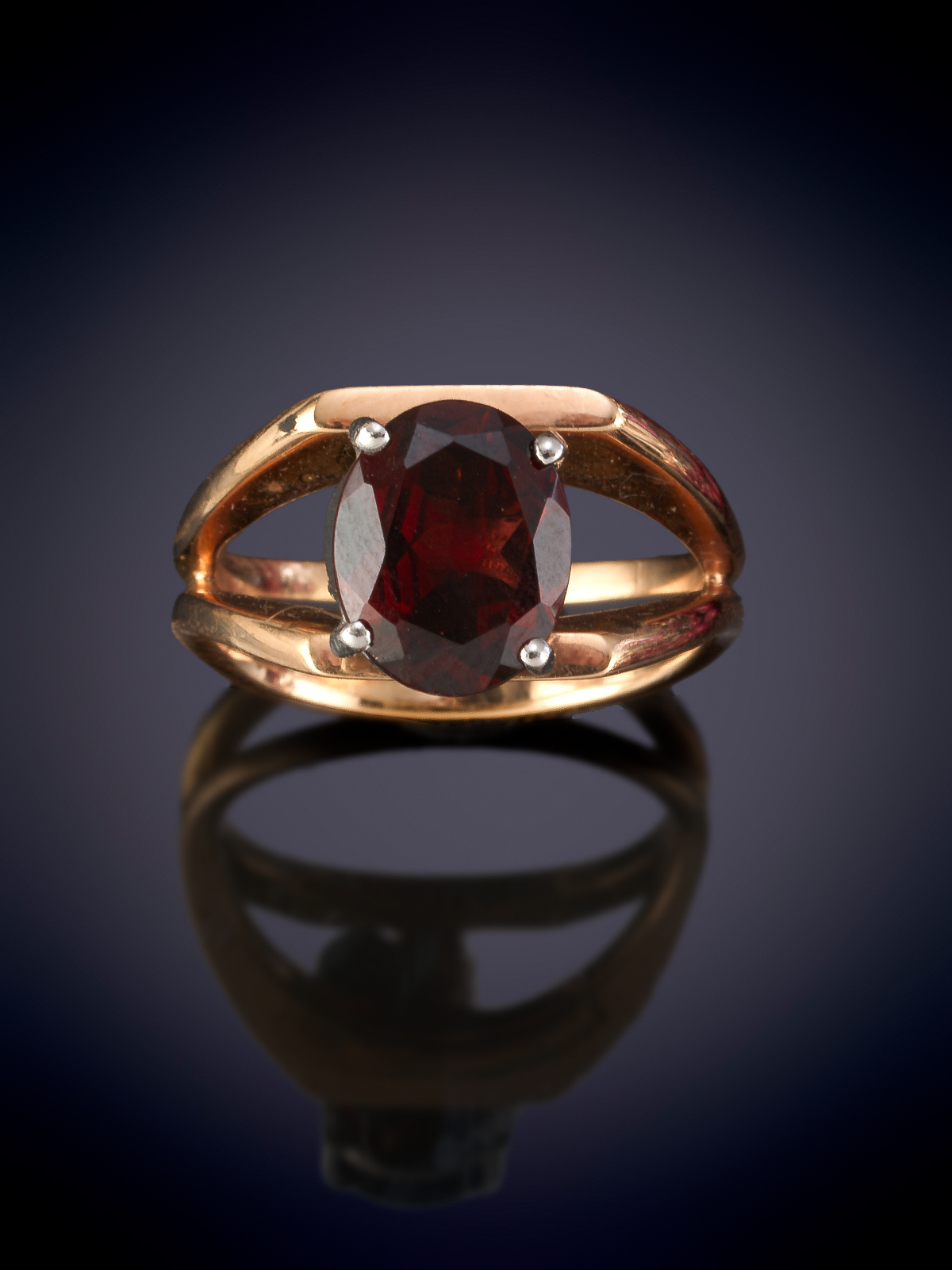 ORIGINAL SORTIJA CON UN GRANATE CENTRAL, talla oval. Sobre una importante montura de garras en oro...