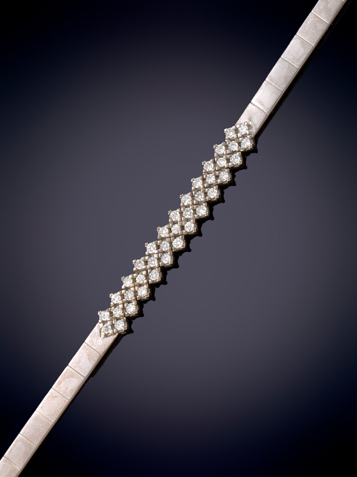 ELEGANTE PULSERA CON FRENTE DE BRILLANTES MONTADOS EN GARRAS. Montura en oro blanco de 18k.