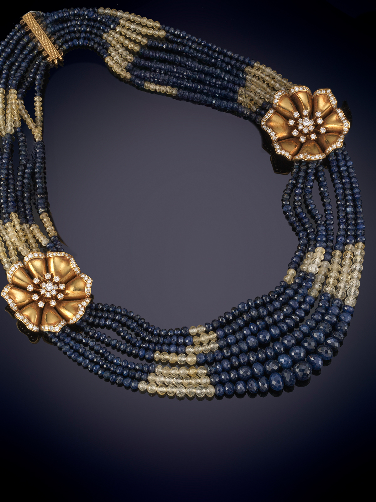 "VAN CLEEF & ARPELS" EXQUISITA GARGANTILLA DE SIETE HILOS DE ZAFIROS FACETADOS AZULES Y AMARILLOS...