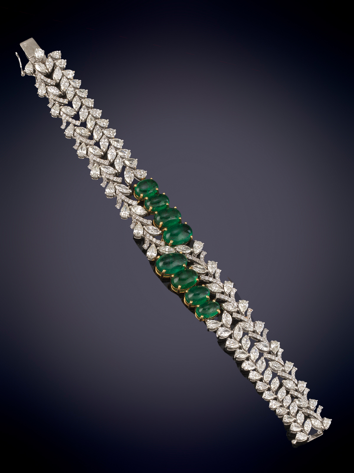 EXQUISITO BRAZALETE DE ESMERALDAS, TALLA CABUJÓN CON UN PESO DE 18,32CT. APROX. SOBRE DOS HILERAS...